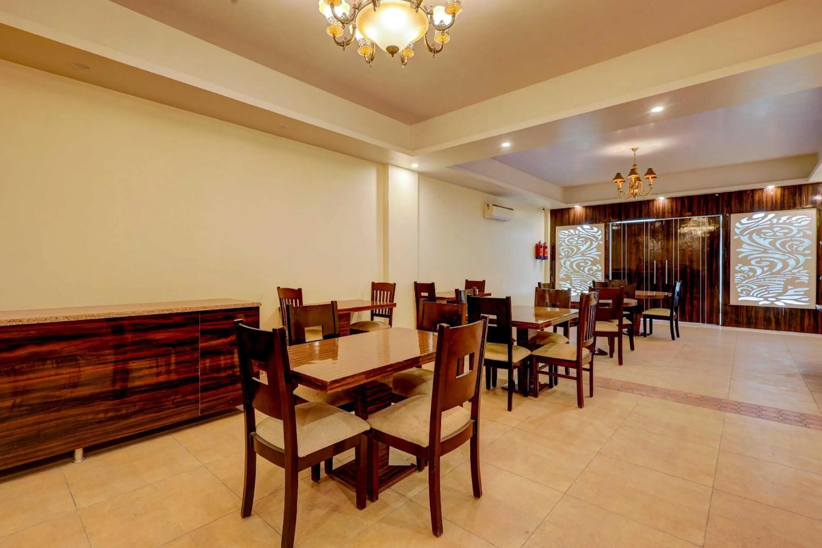 Restaurant/places to eat in Hotel O Golden King