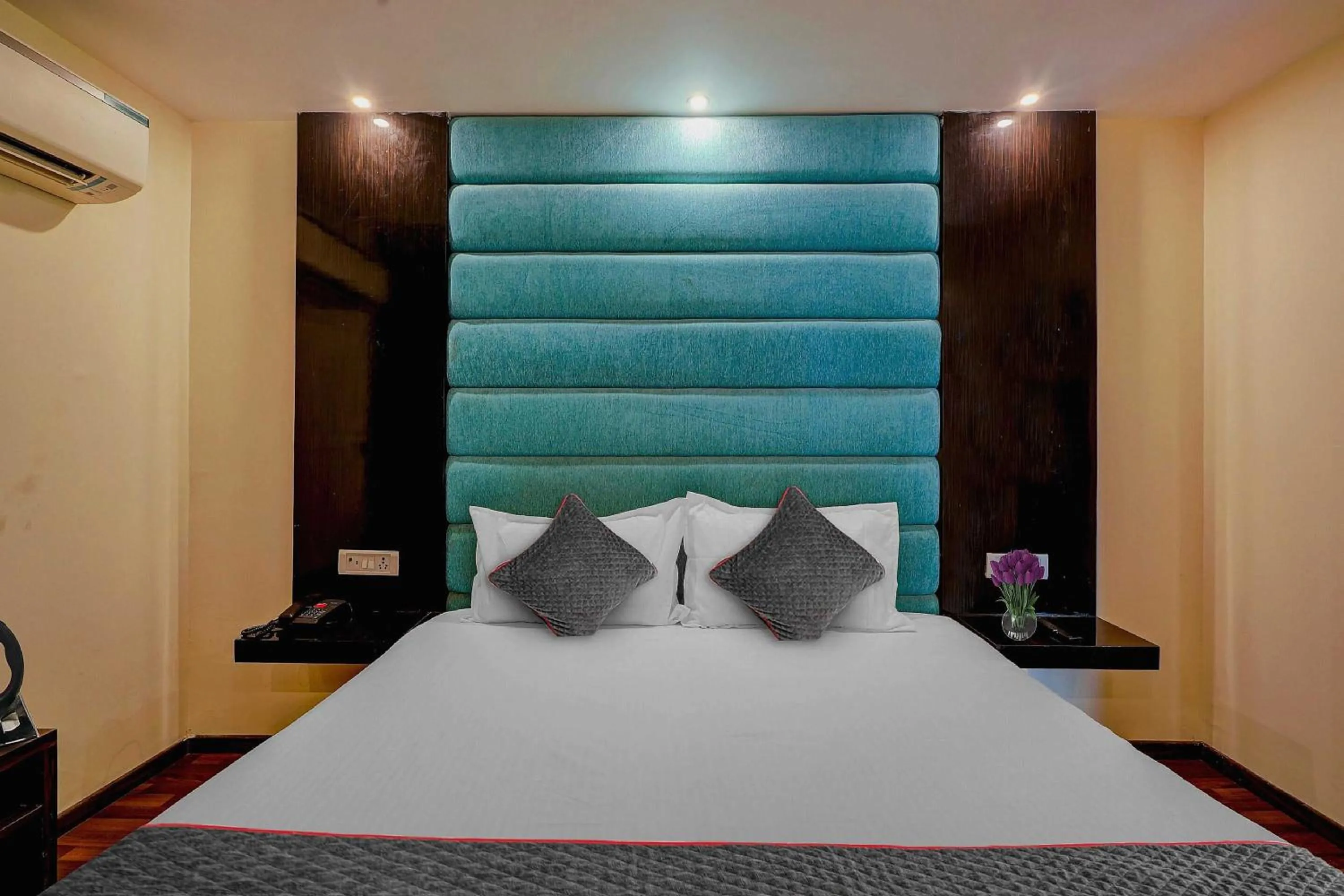 Bedroom, Bed in Hotel O Golden King