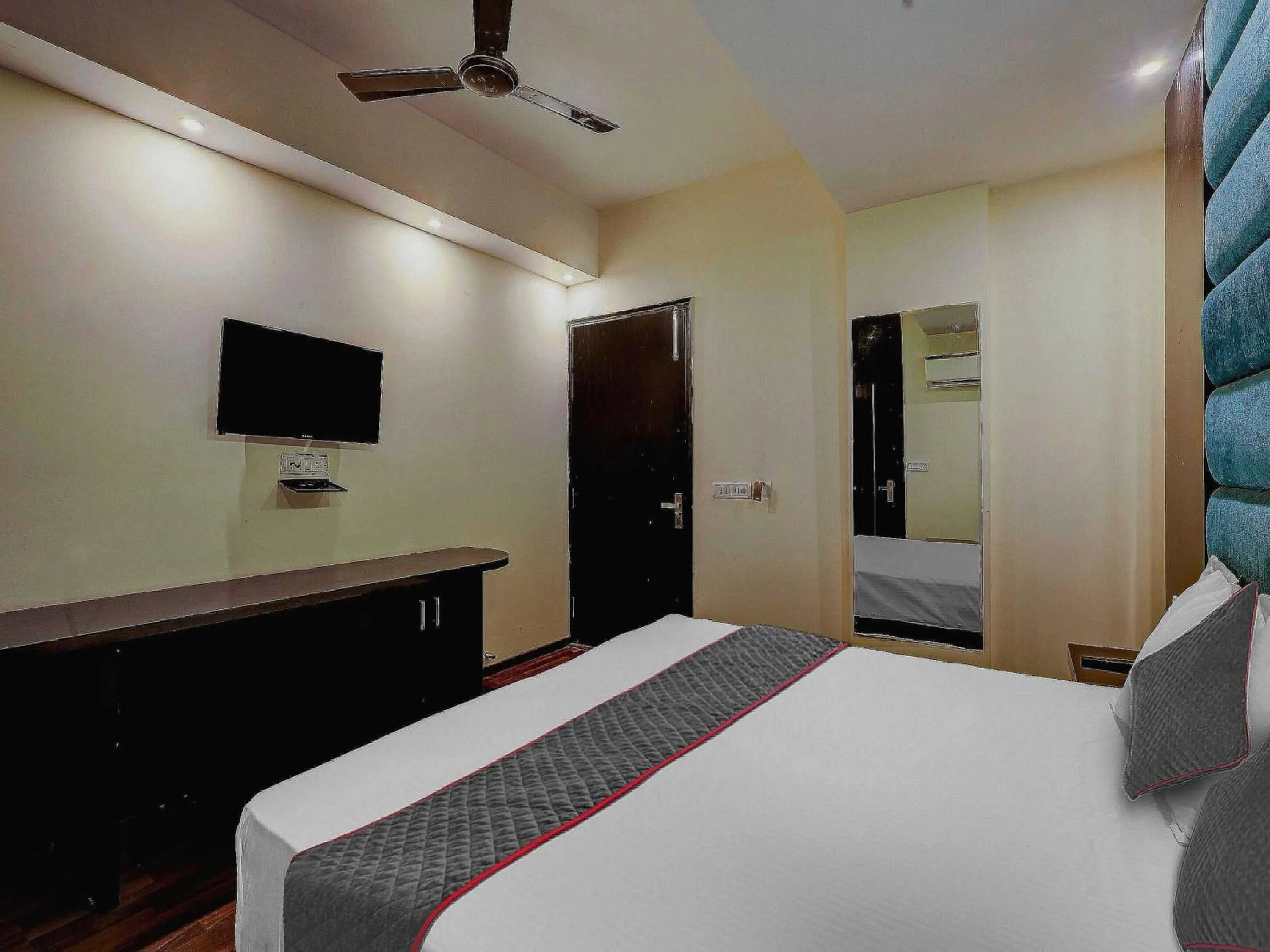 Bedroom, Bed in Hotel O Golden King