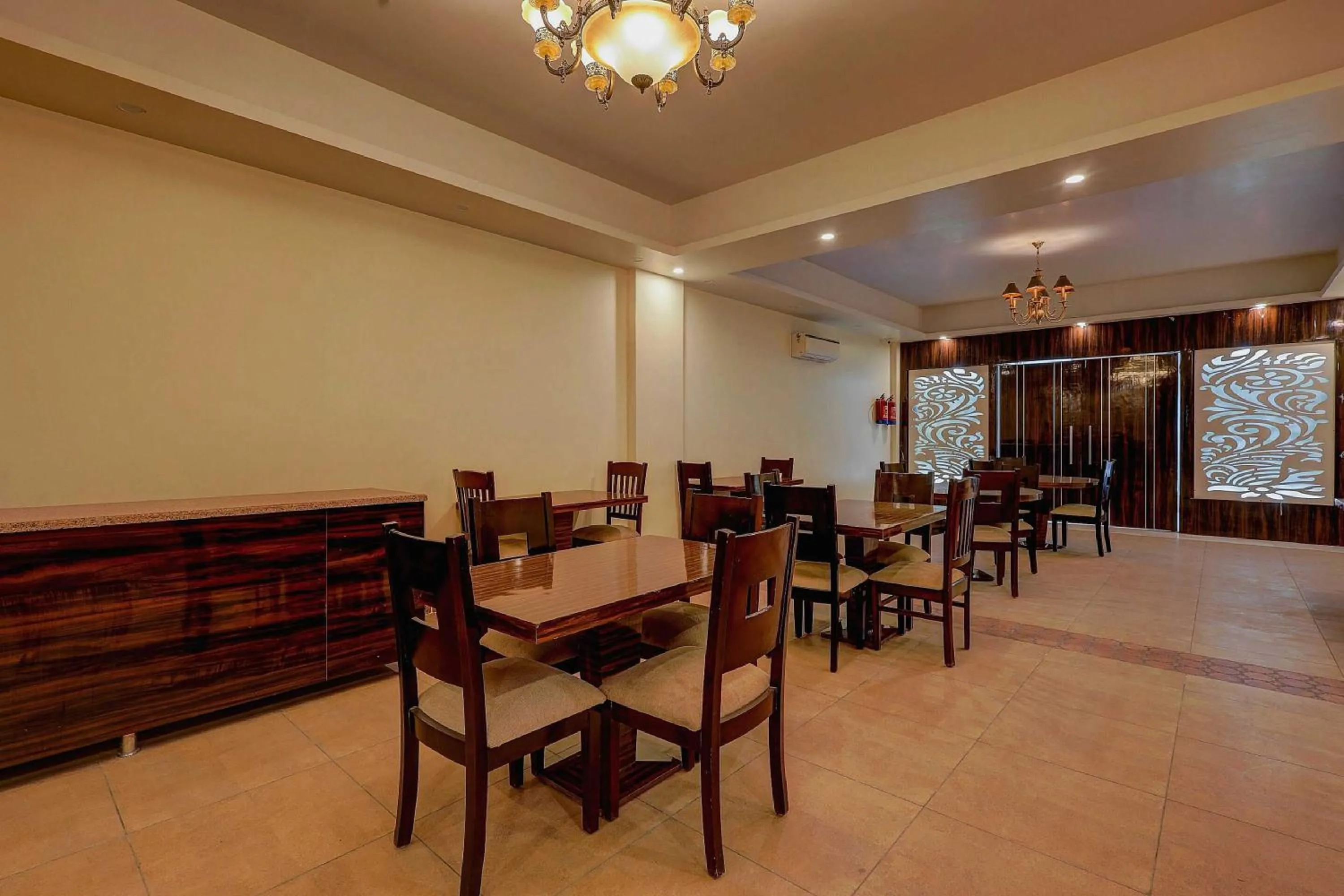 Restaurant/places to eat in Hotel O Golden King