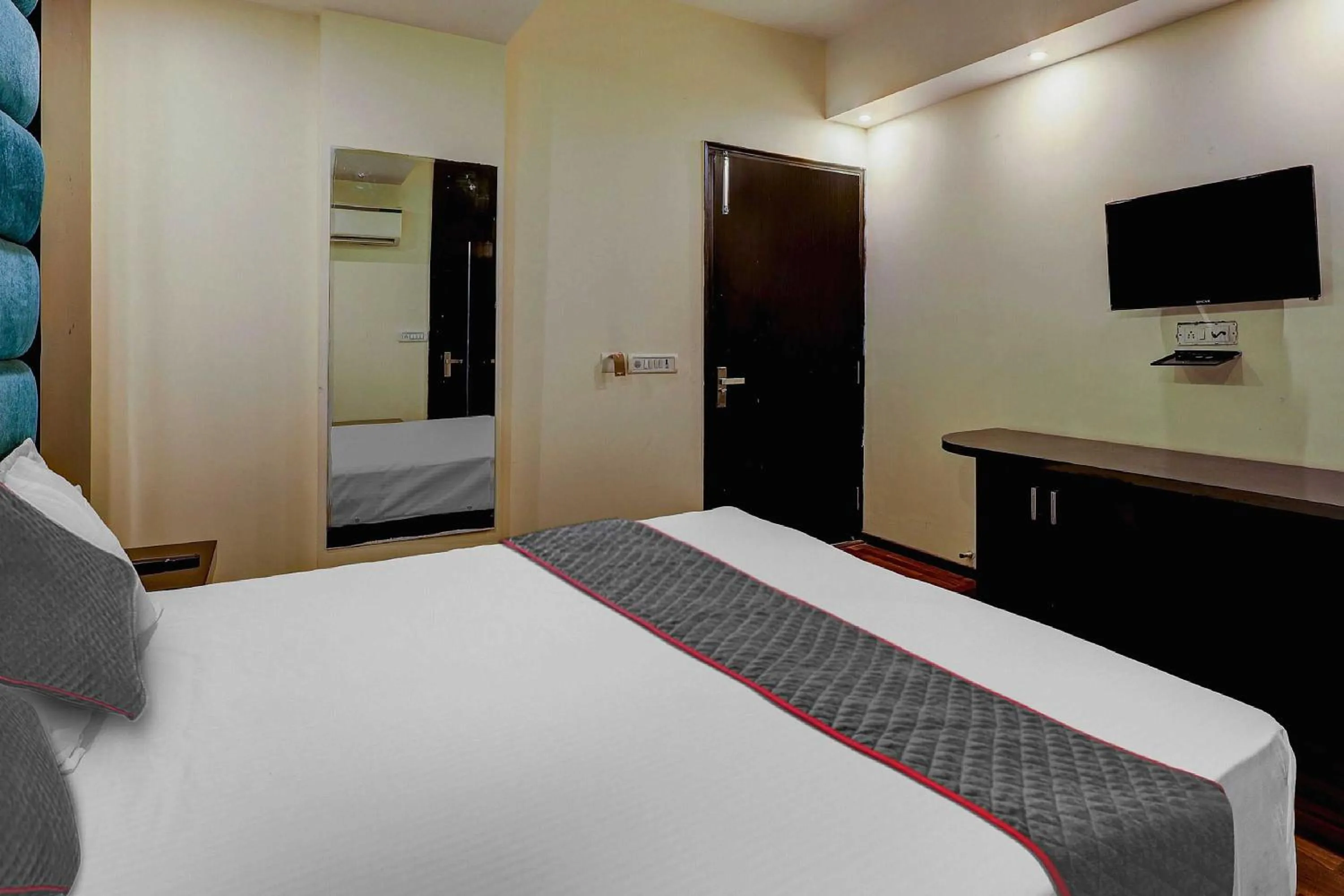 Bedroom, Bed in Hotel O Golden King