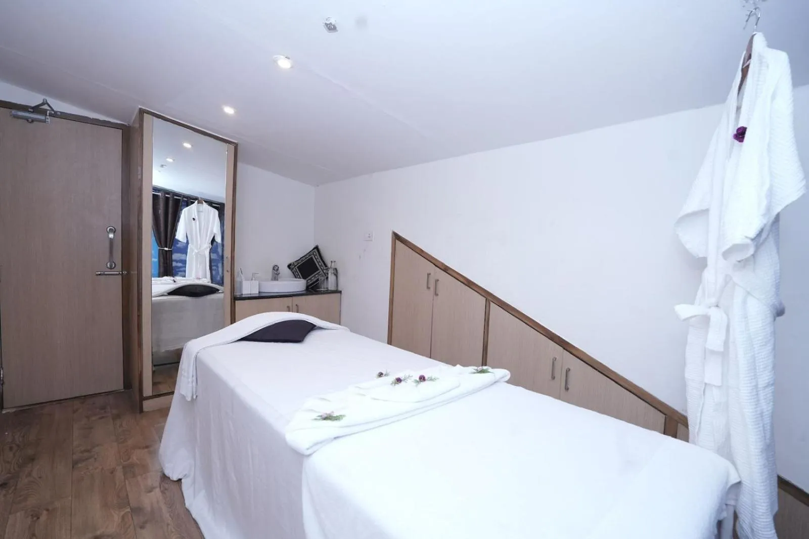 Bed in Wood Creek Resort & Spa Kasauli