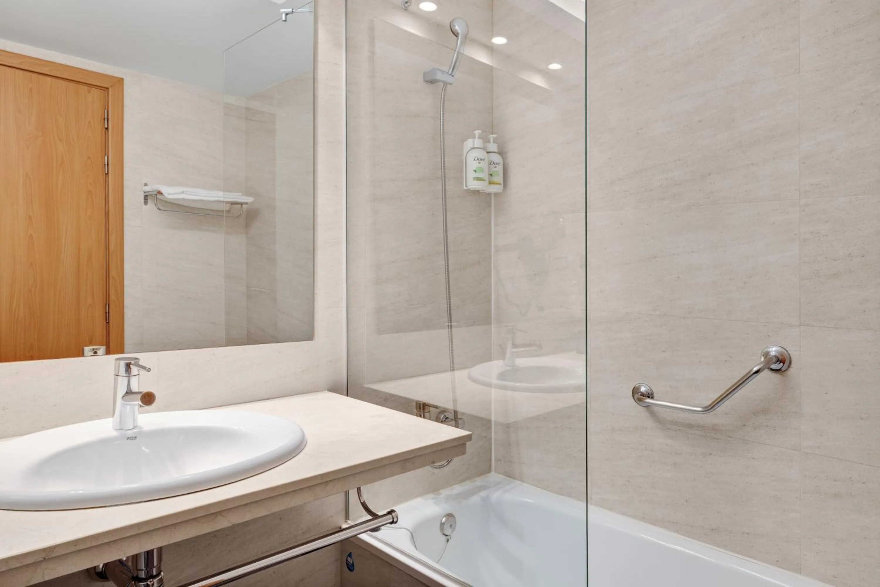 Bathroom in B&B HOTEL Tarragona Valls