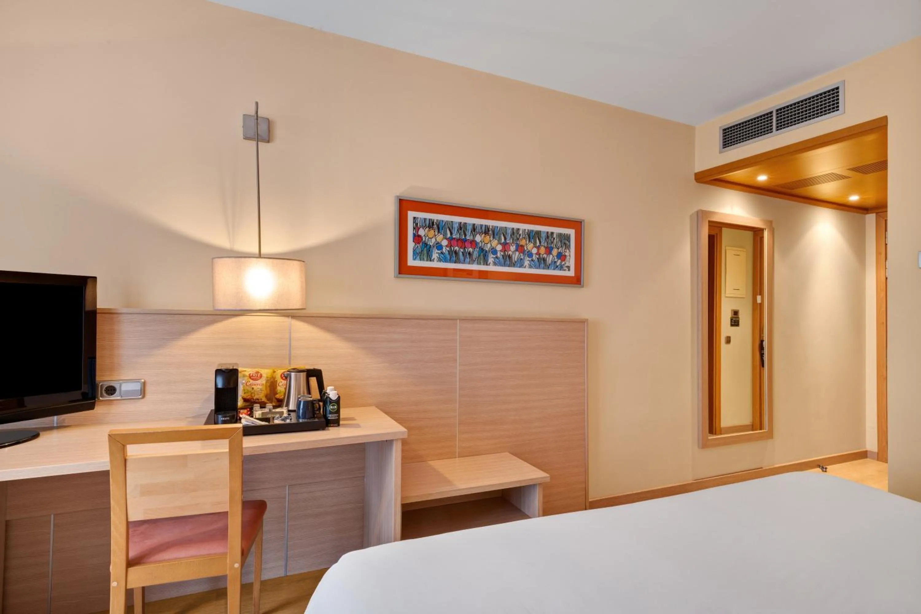 Bedroom, Bed in B&B HOTEL Tarragona Valls