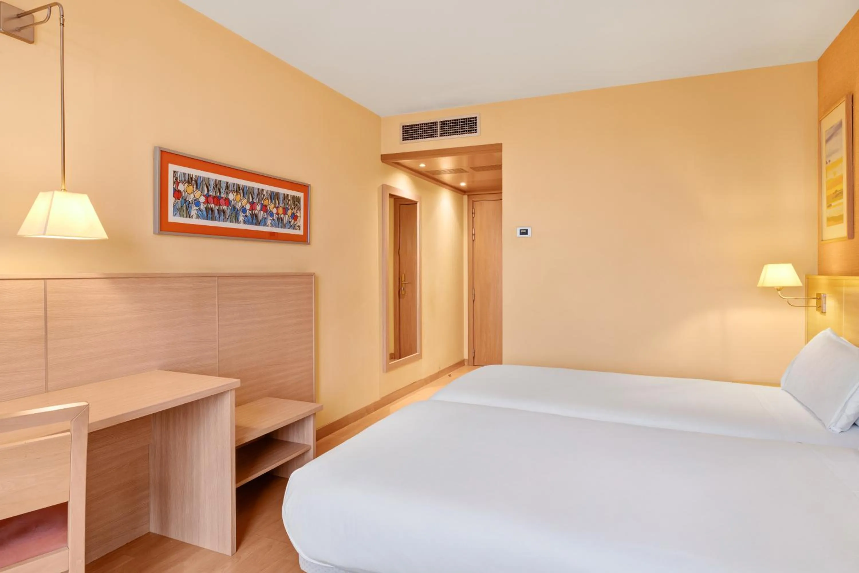 Bedroom, Bed in B&B HOTEL Tarragona Valls