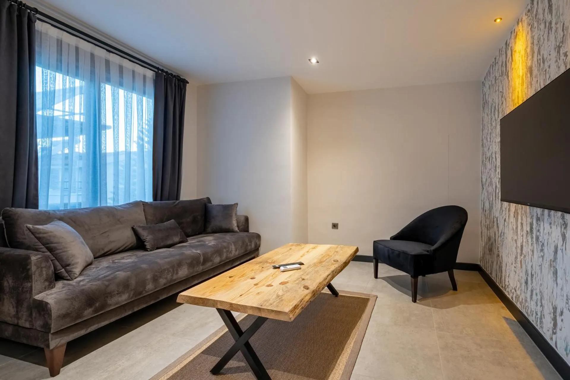 Communal lounge/ TV room in ELUXİO SUİTE HOTEL