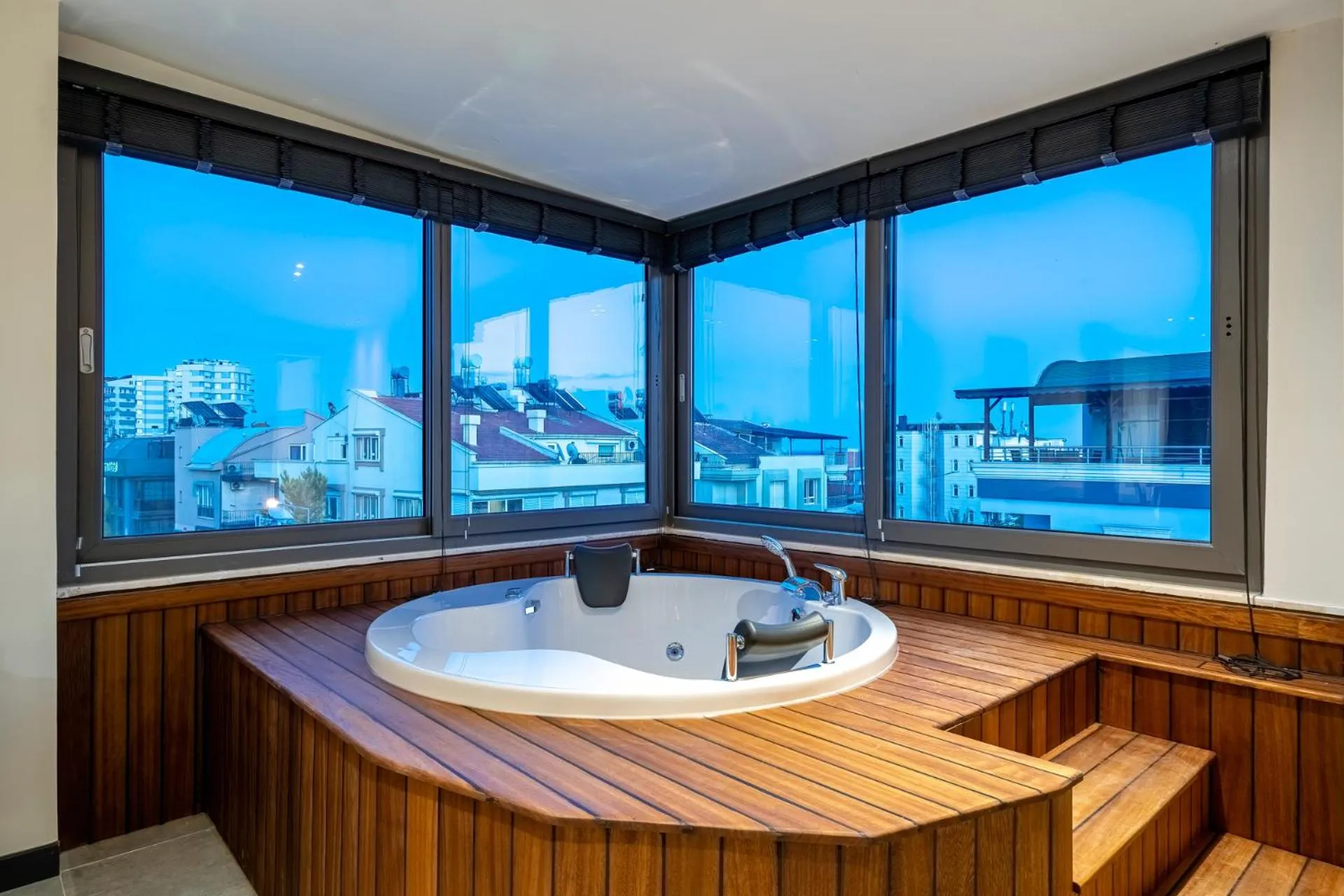 Hot Tub in ELUXİO SUİTE HOTEL