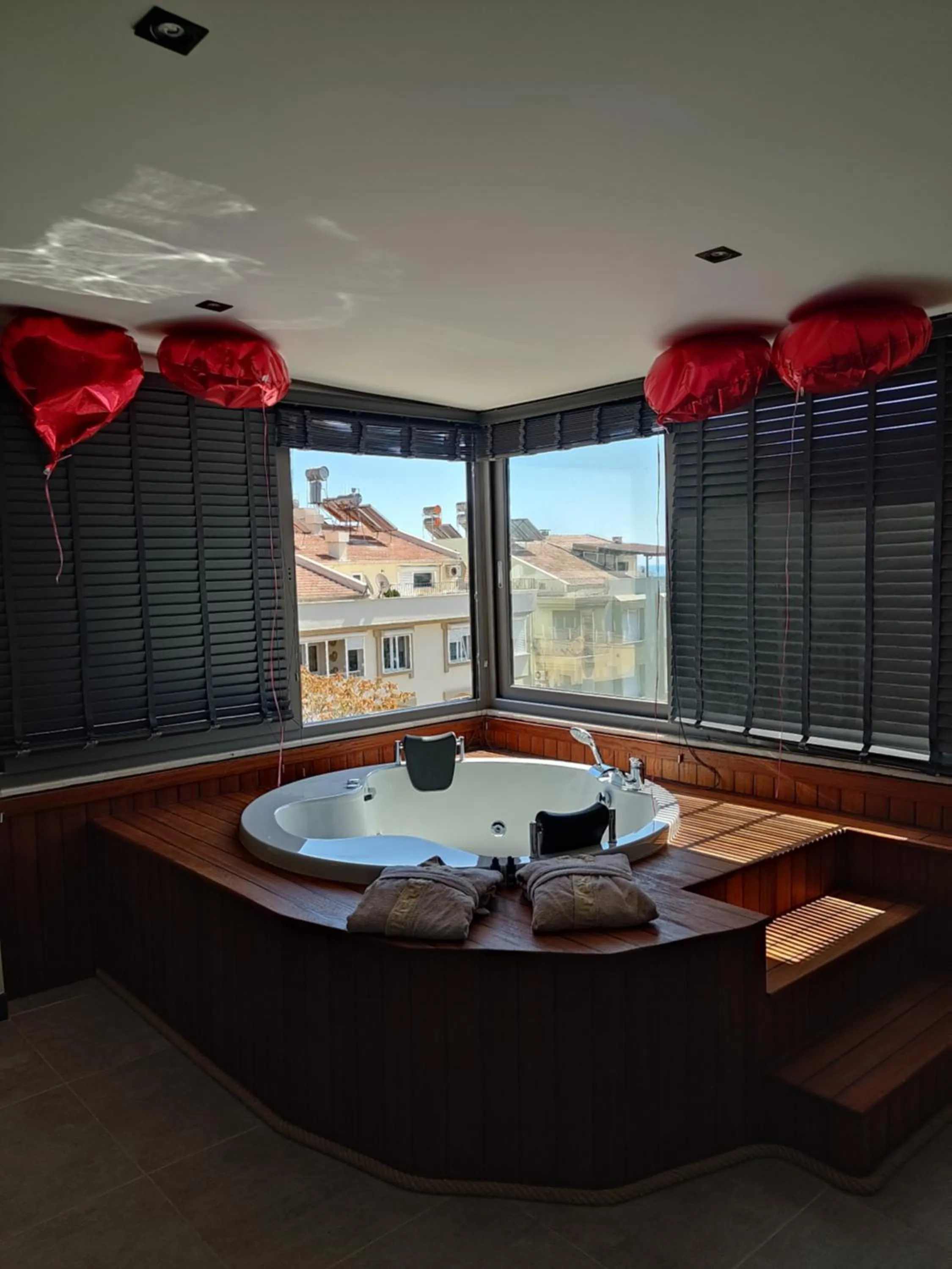 Hot Tub in ELUXİO SUİTE HOTEL