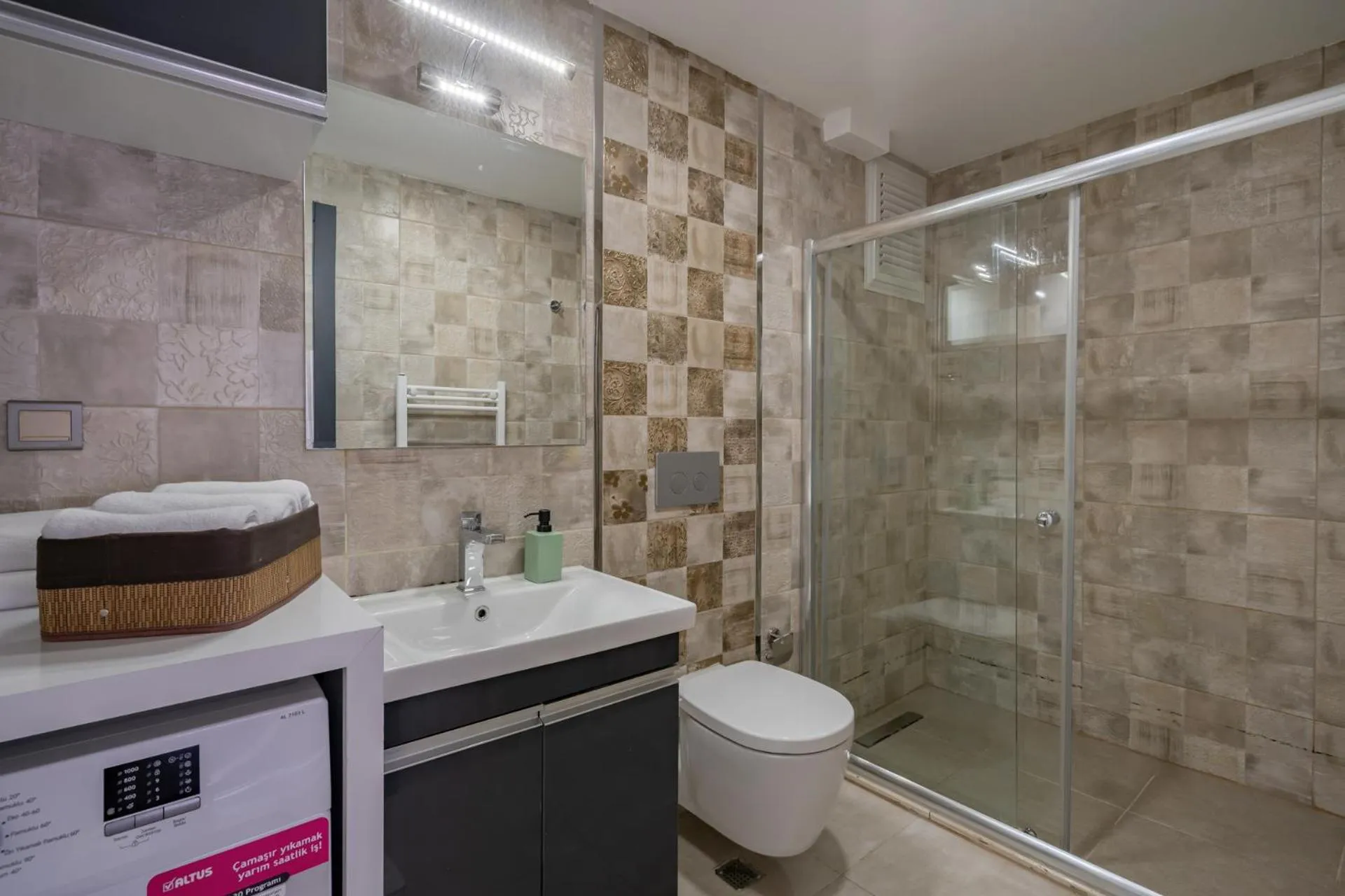 Shower in ELUXİO SUİTE HOTEL