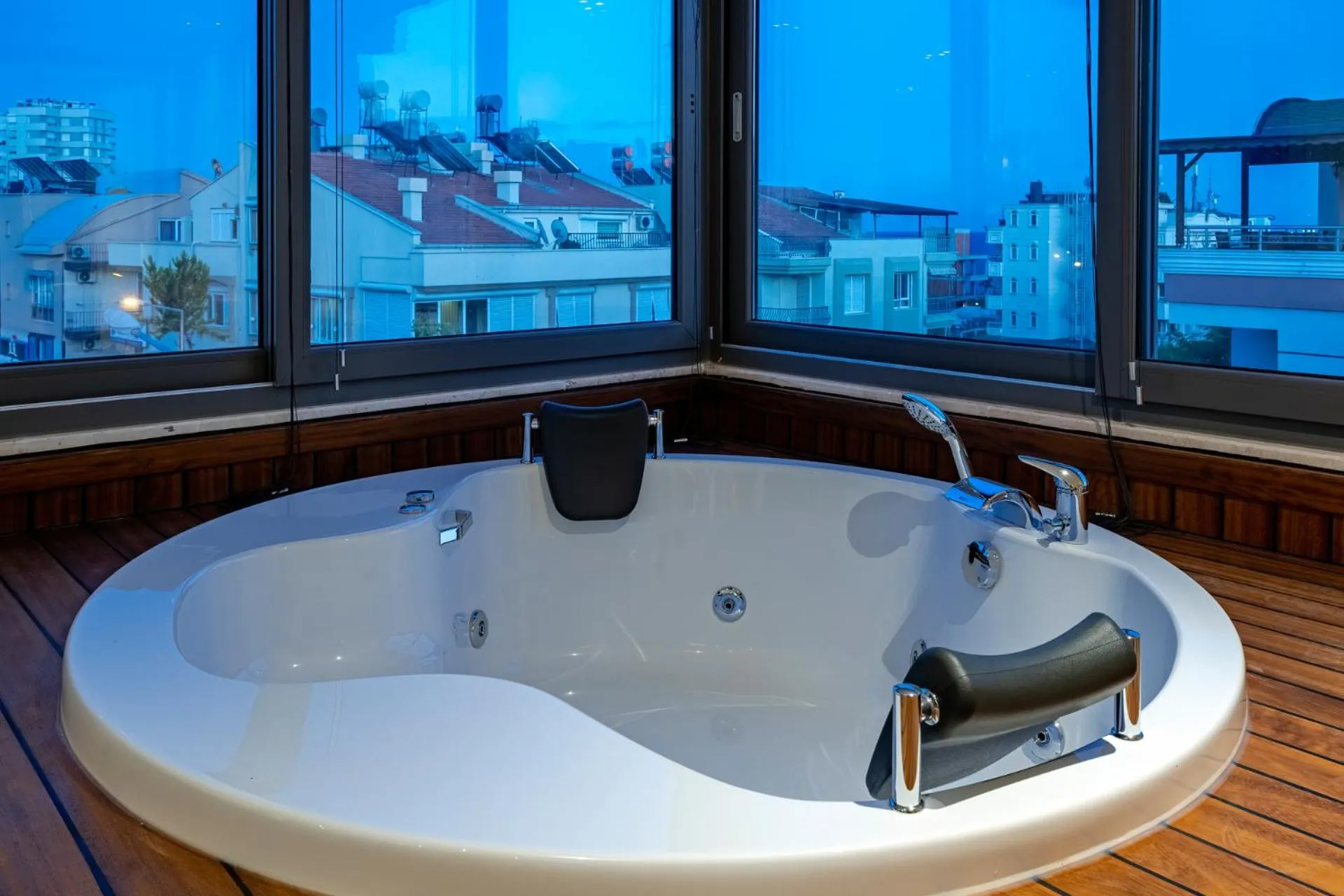 Hot Tub in ELUXİO SUİTE HOTEL