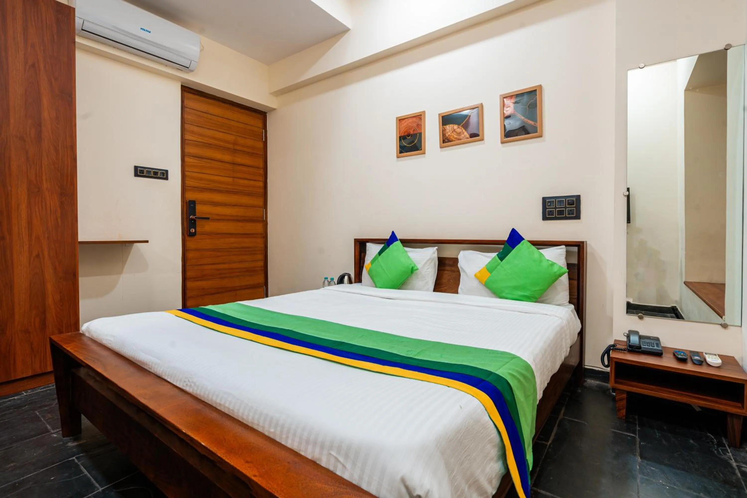 Bedroom, Bed in Treebo Premium The Memoir, Ramdaspeth