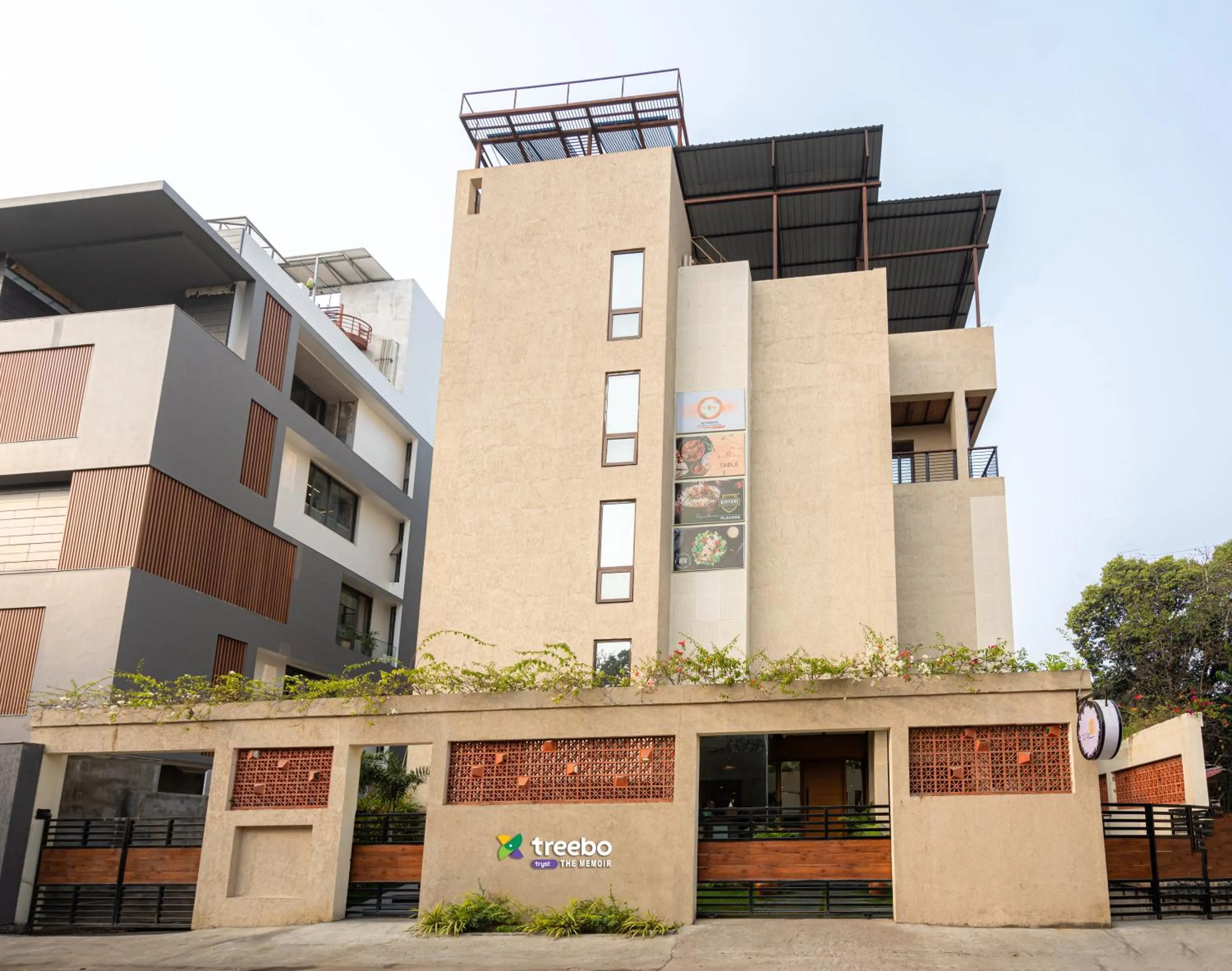 Facade/entrance in Treebo Premium The Memoir, Ramdaspeth
