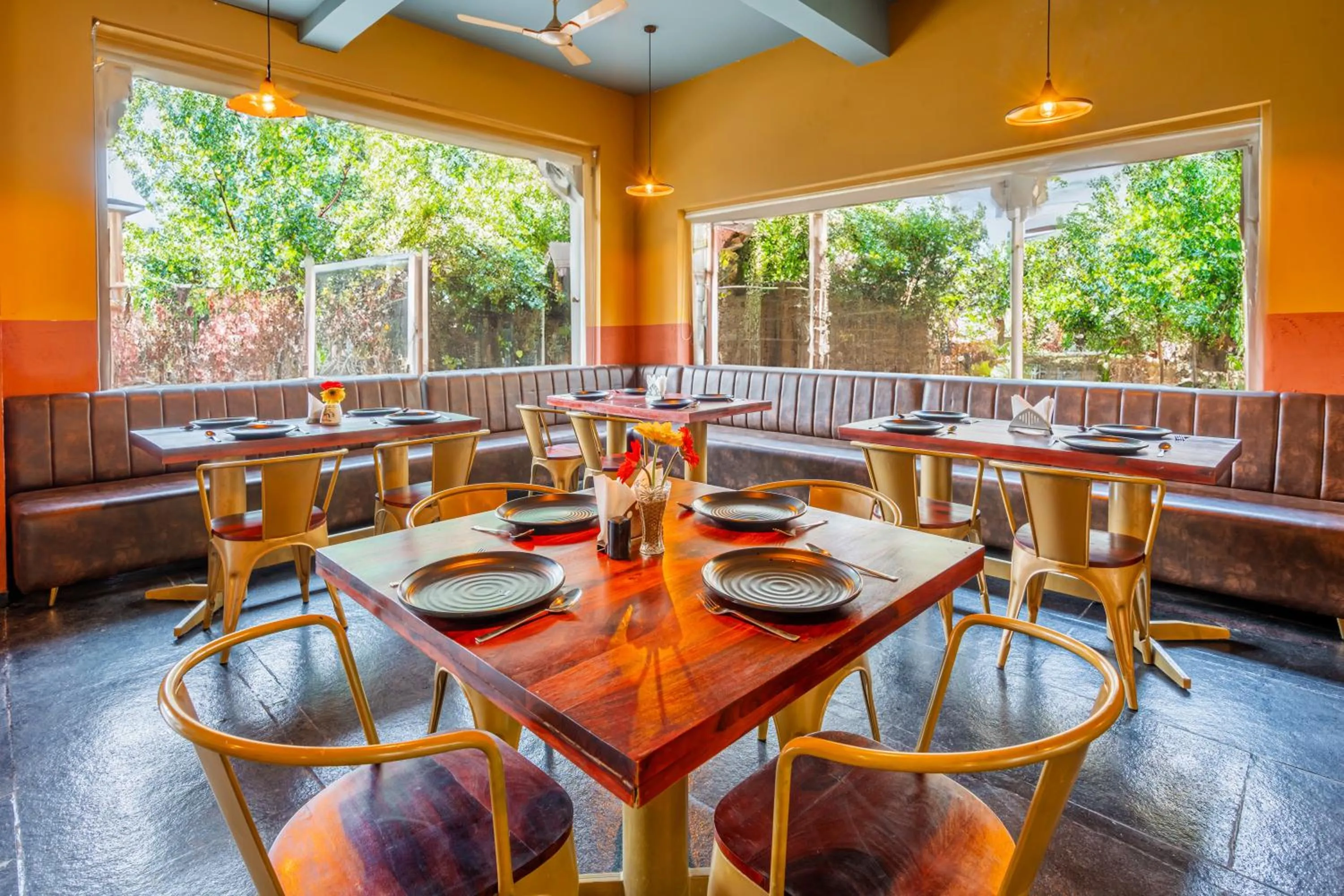 Restaurant/places to eat in Treebo Premium The Memoir, Ramdaspeth