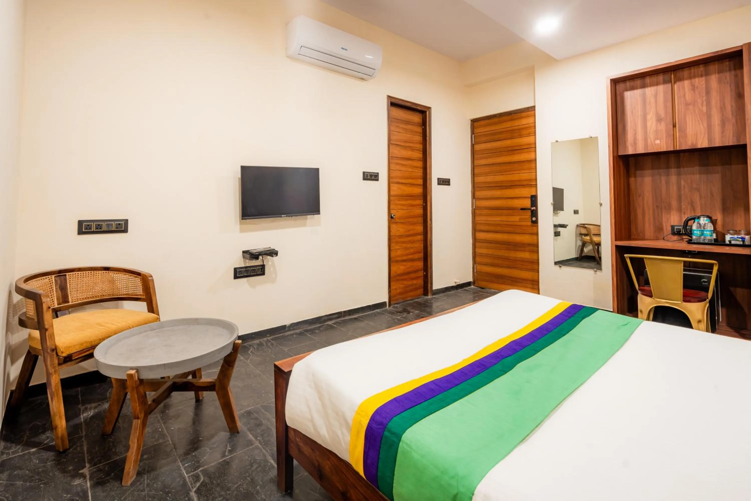 Bedroom, Bed in Treebo Premium The Memoir, Ramdaspeth