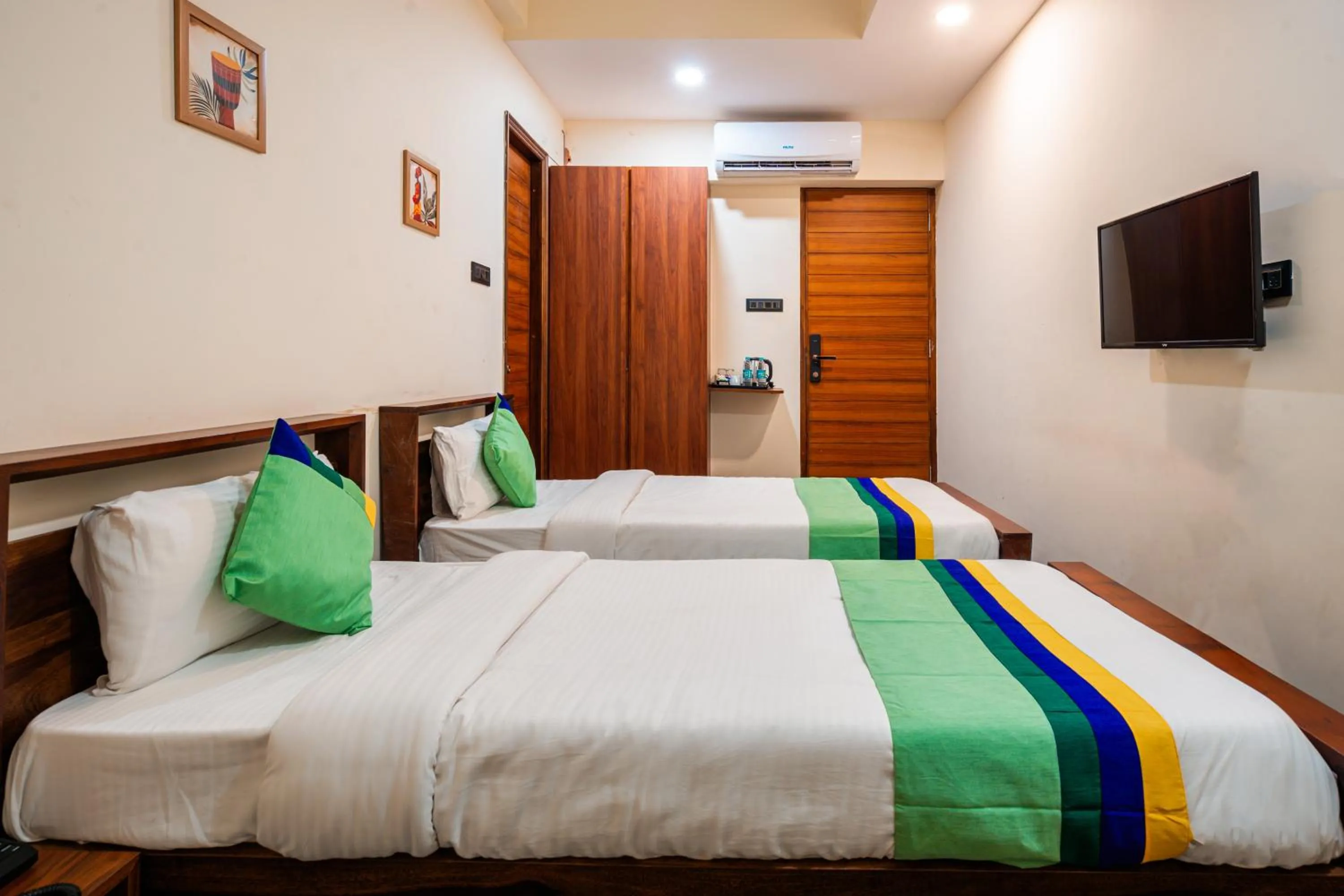 Bedroom, Bed in Treebo Premium The Memoir, Ramdaspeth