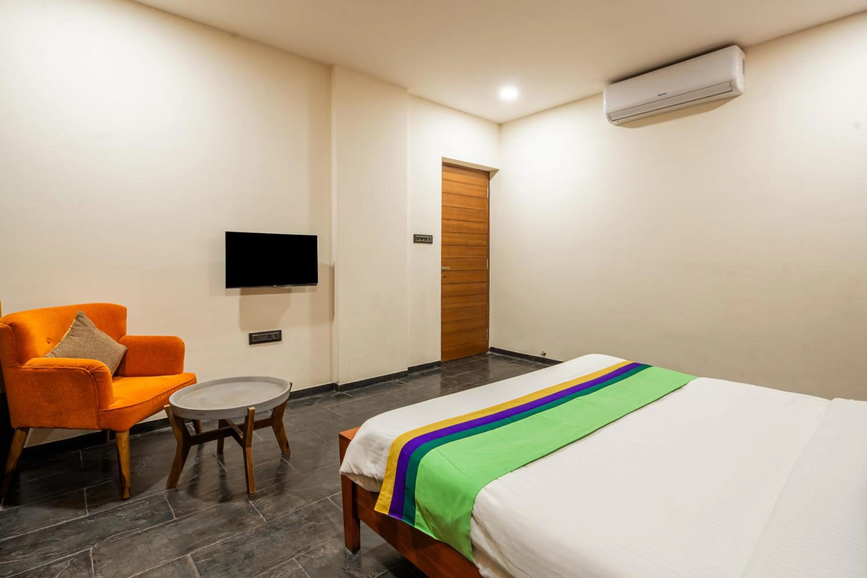 Bedroom, Bed in Treebo Premium The Memoir, Ramdaspeth