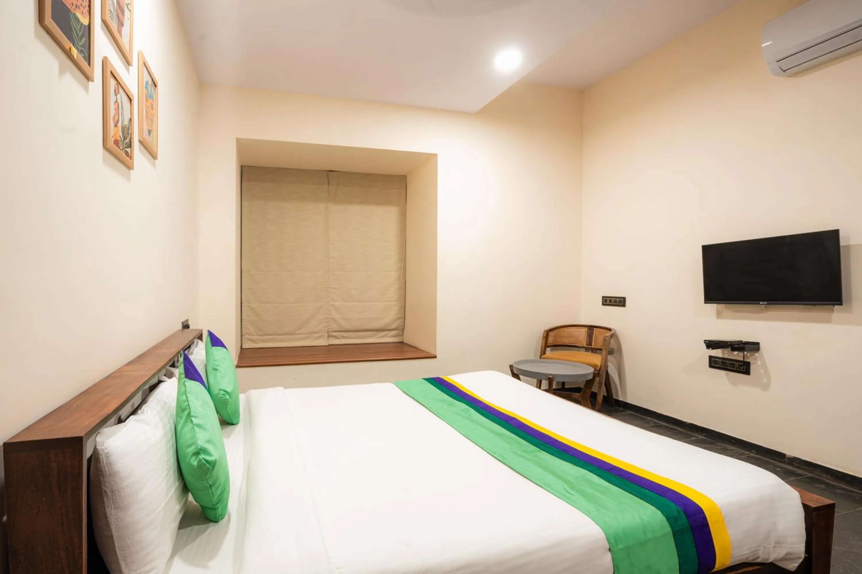 Bedroom, Bed in Treebo Premium The Memoir, Ramdaspeth