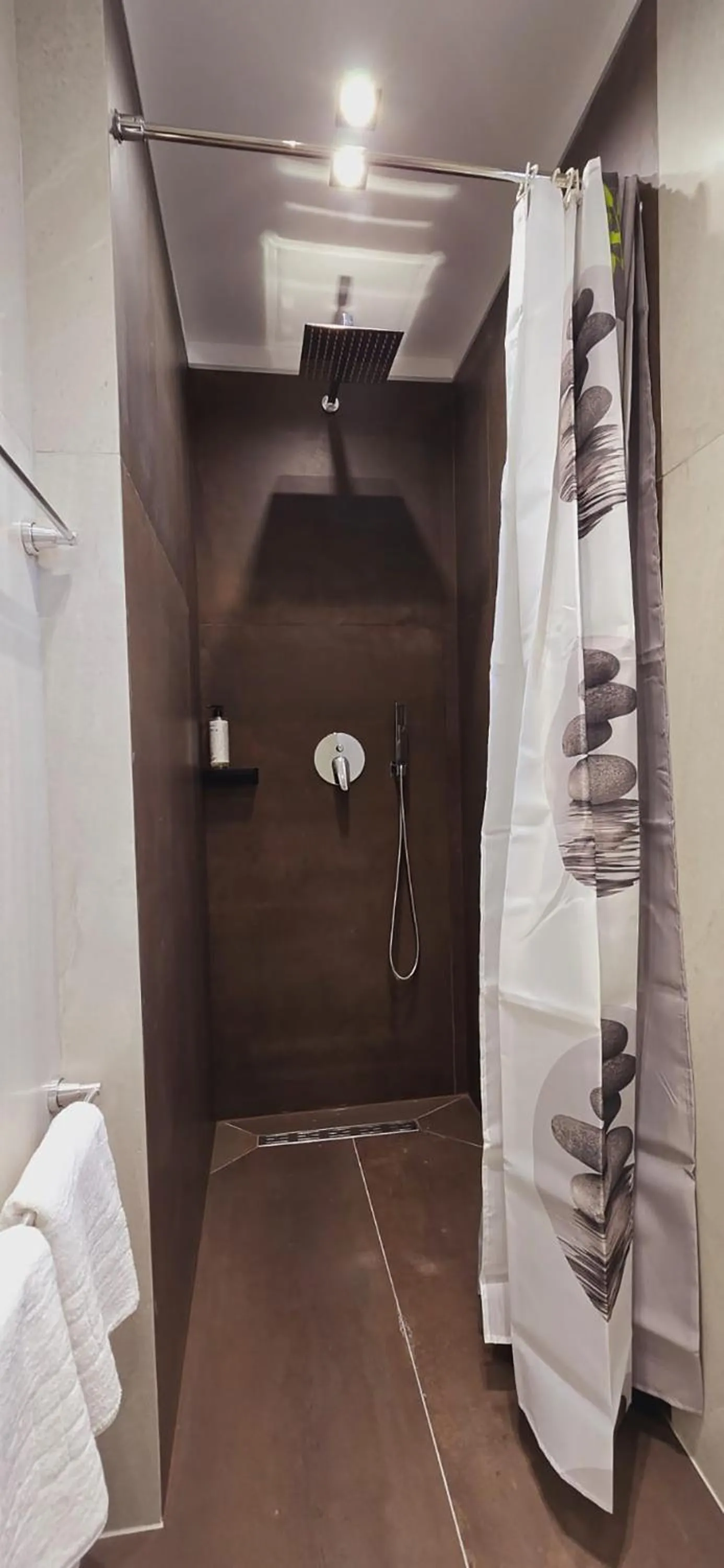 Shower in Arkle Apartments 2