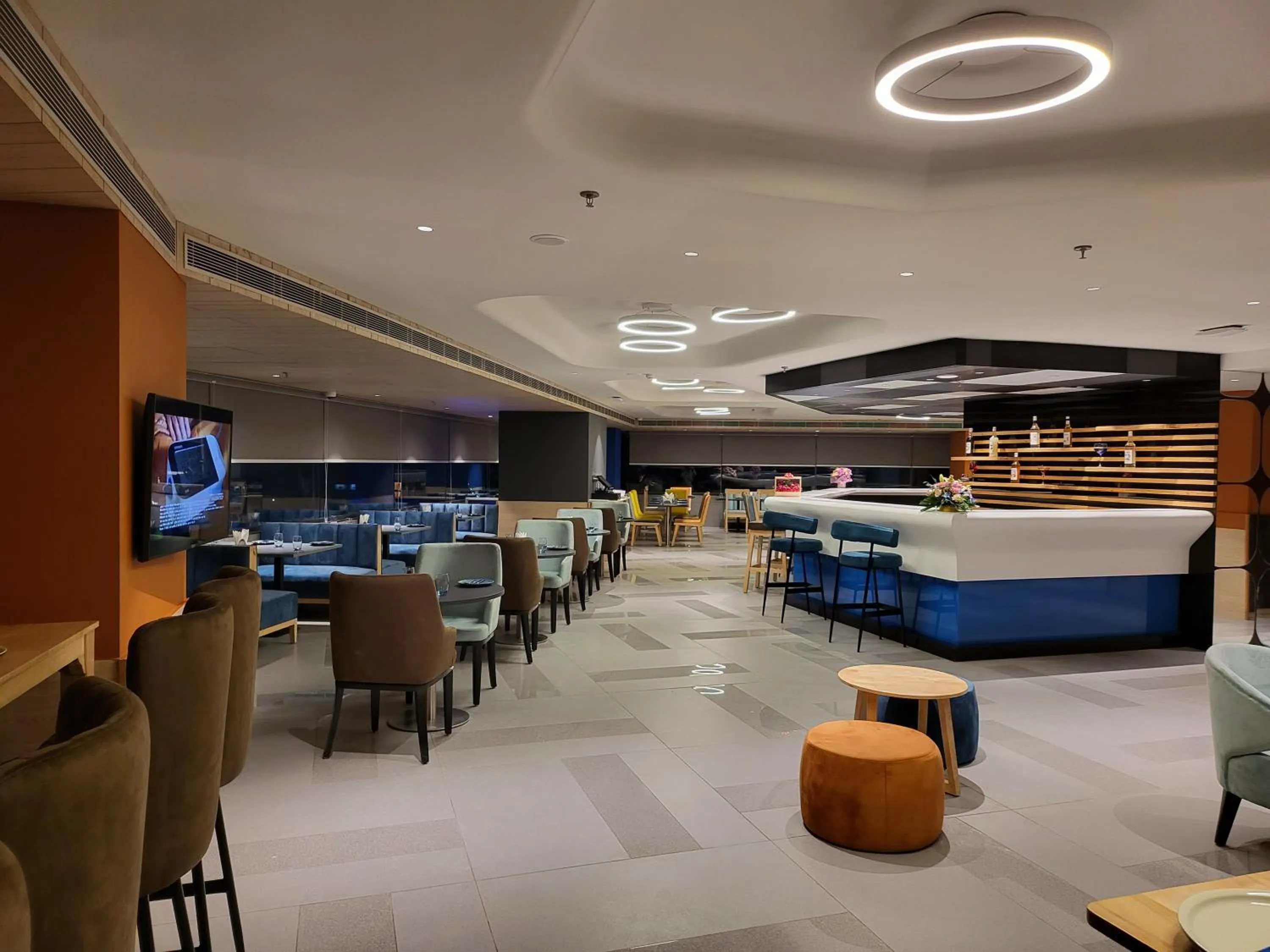 Restaurant/places to eat in Holiday Inn Express & Suites Jaipur Gopalpura by IHG