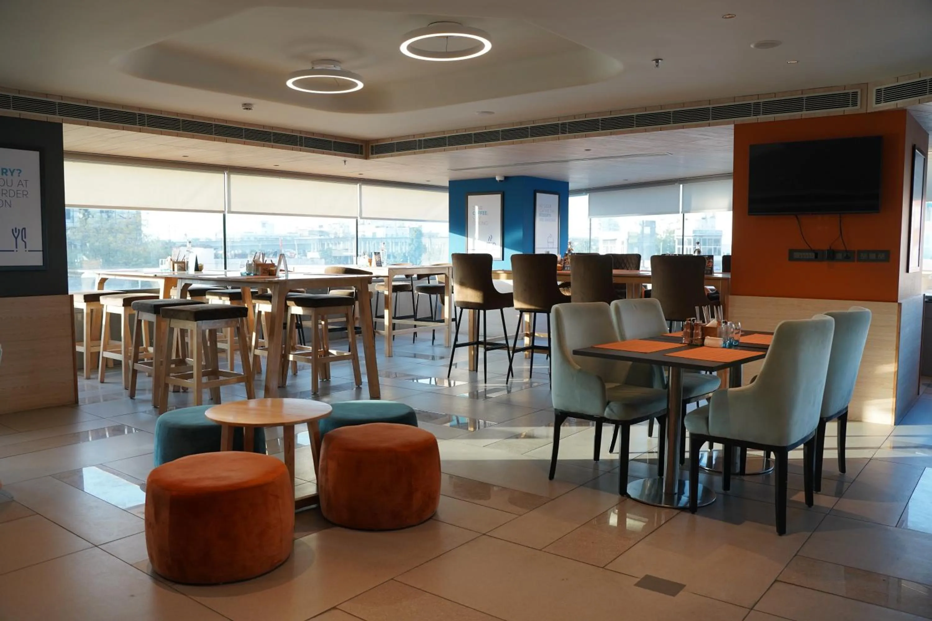 Restaurant/places to eat in Holiday Inn Express & Suites Jaipur Gopalpura by IHG