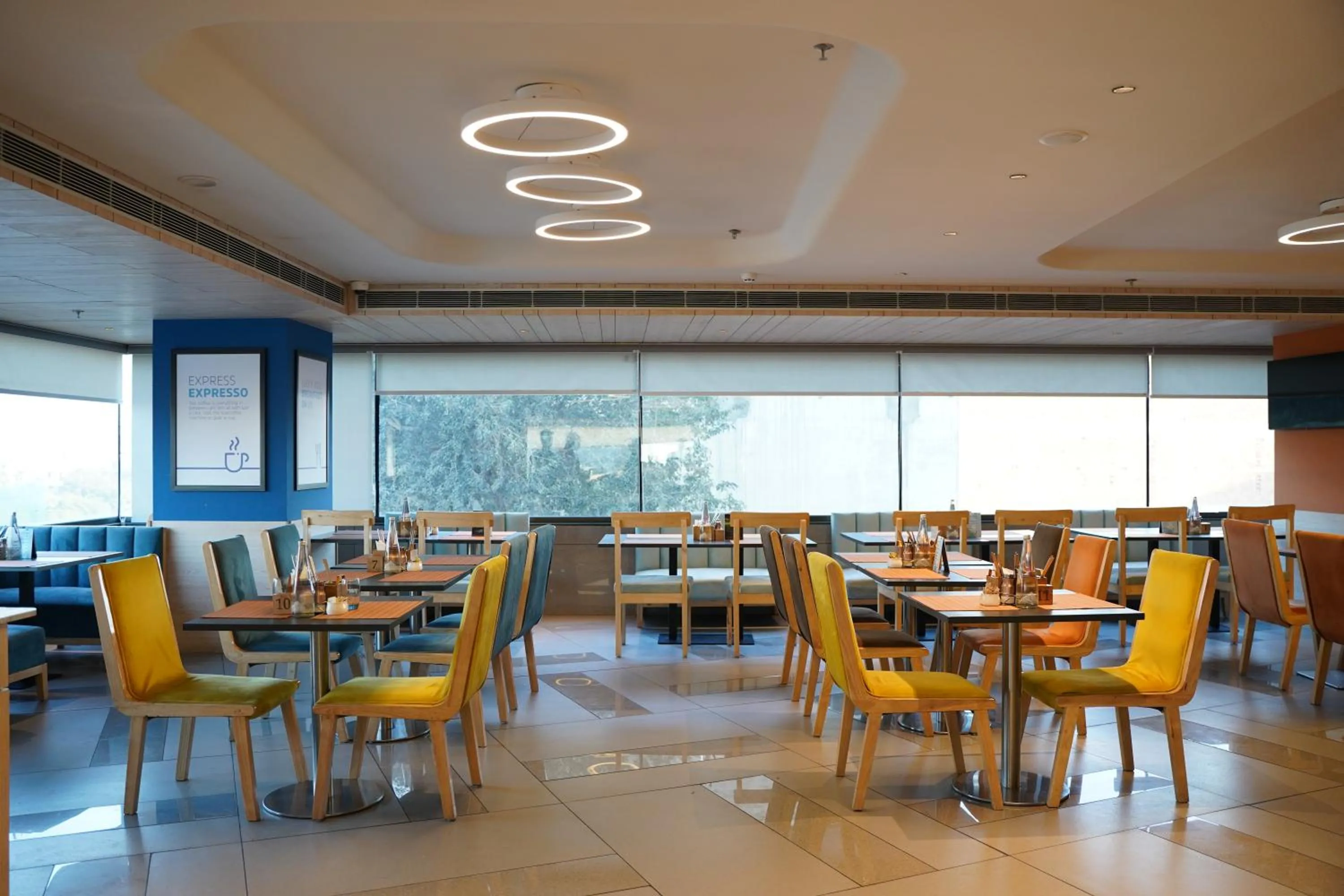 Restaurant/places to eat in Holiday Inn Express & Suites Jaipur Gopalpura by IHG