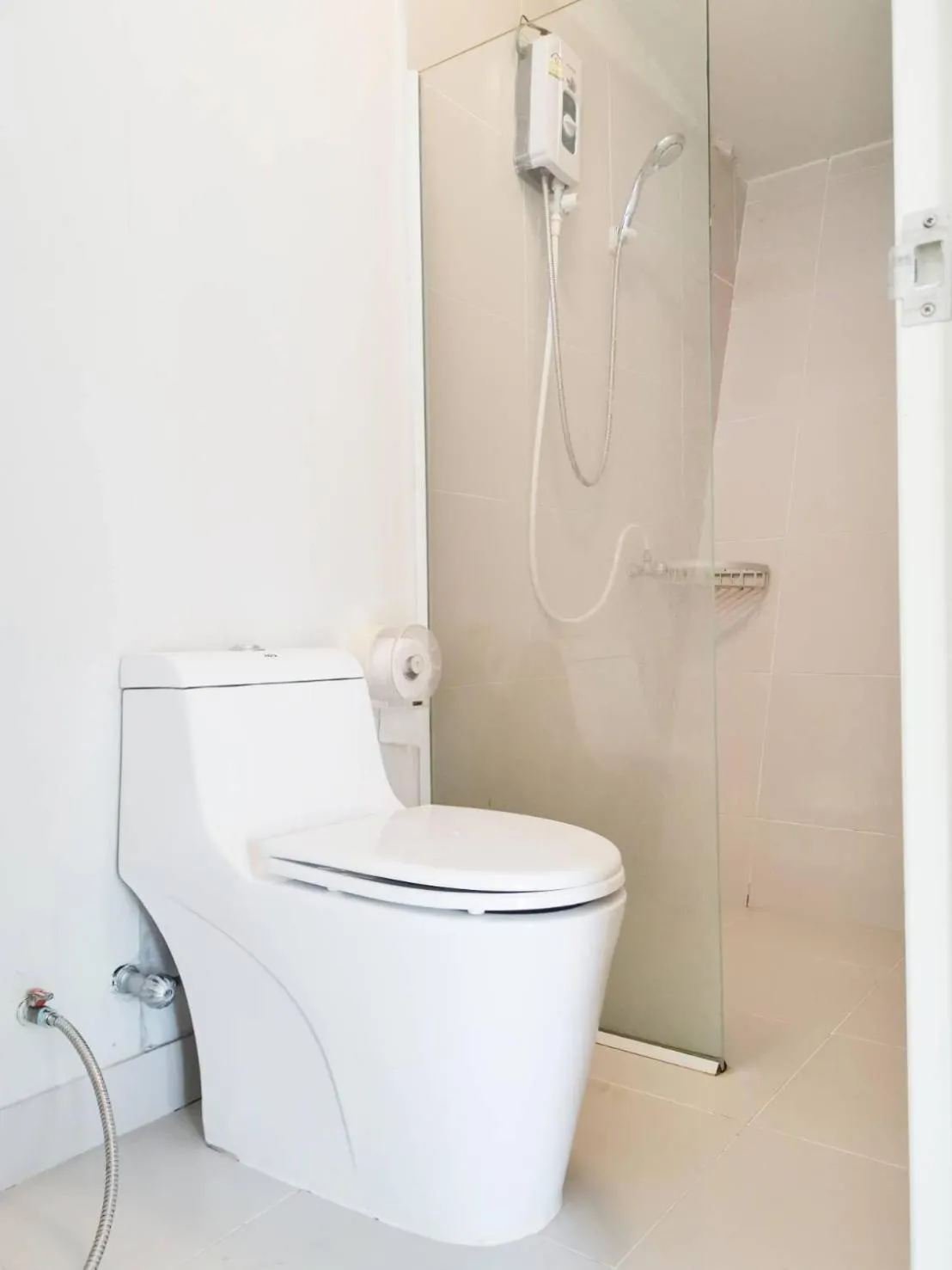 Shower in 153 Mountain View