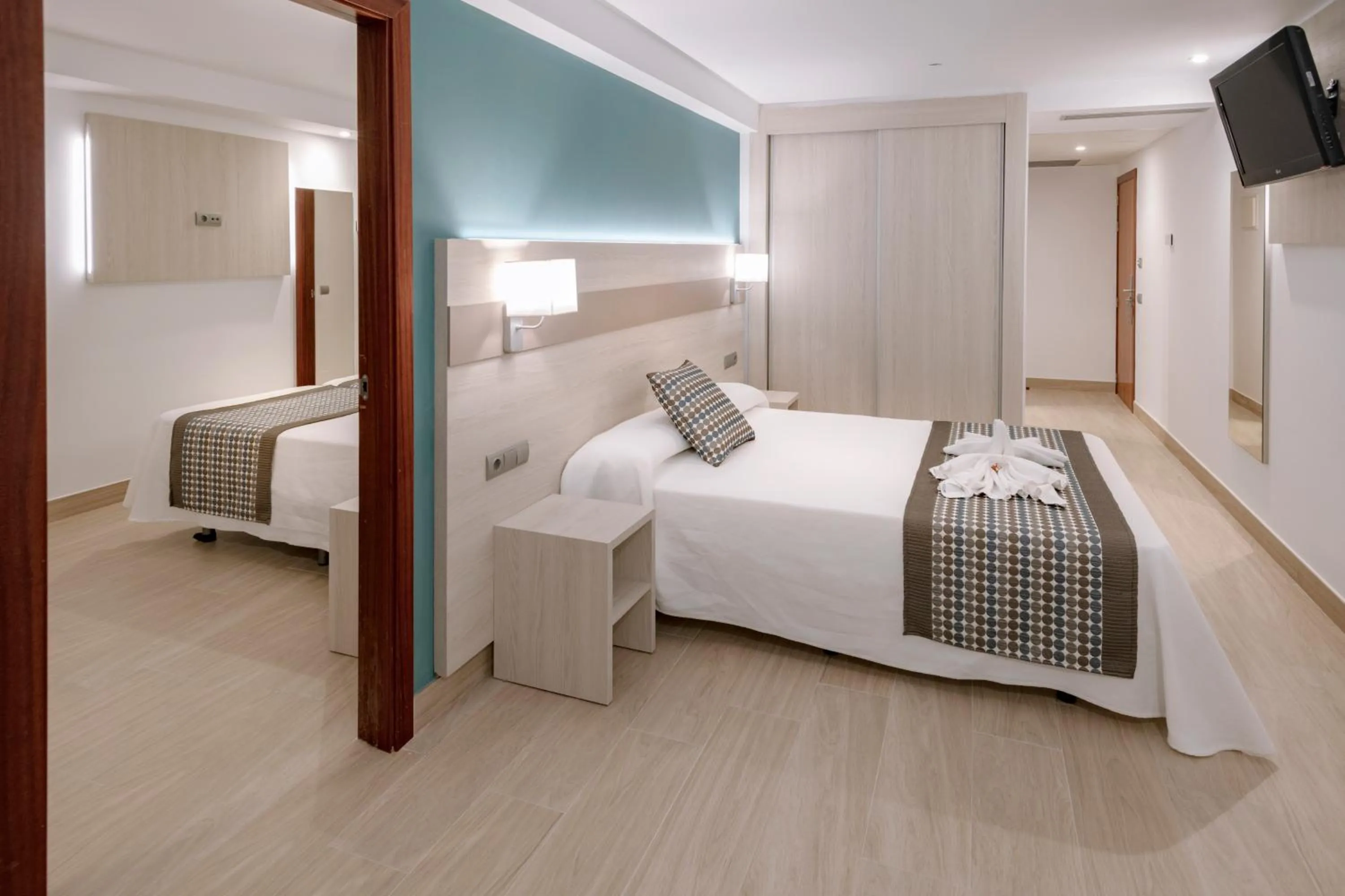 Photo of the whole room, Bed in 4R Miramar Calafell