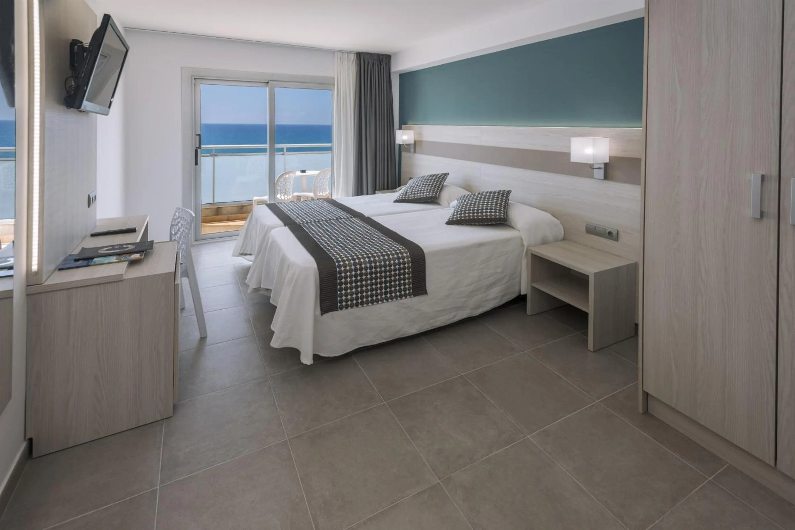Photo of the whole room, Bed in 4R Miramar Calafell