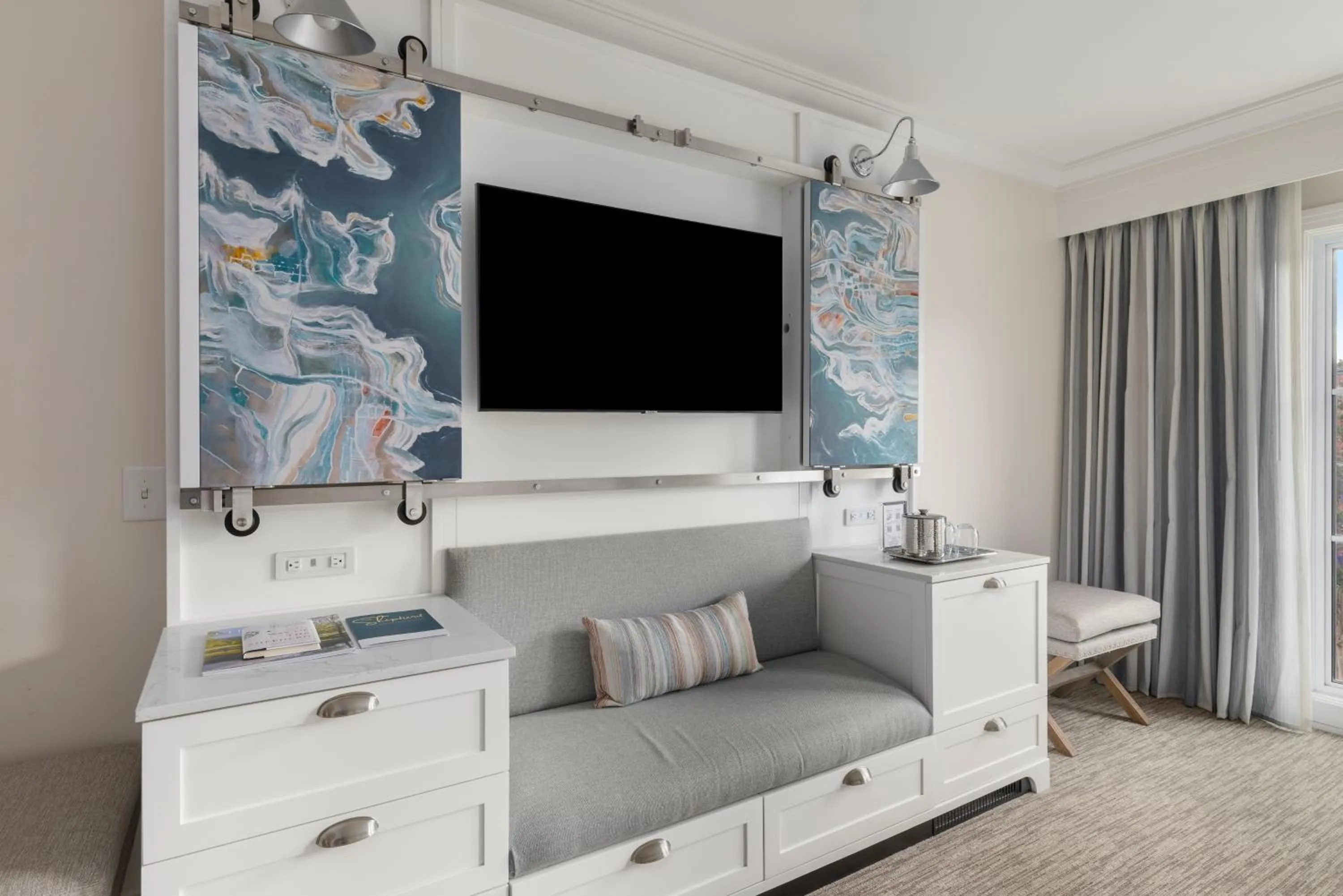 TV and multimedia, Bed in The Shepherd Hotel Downtown Clemson