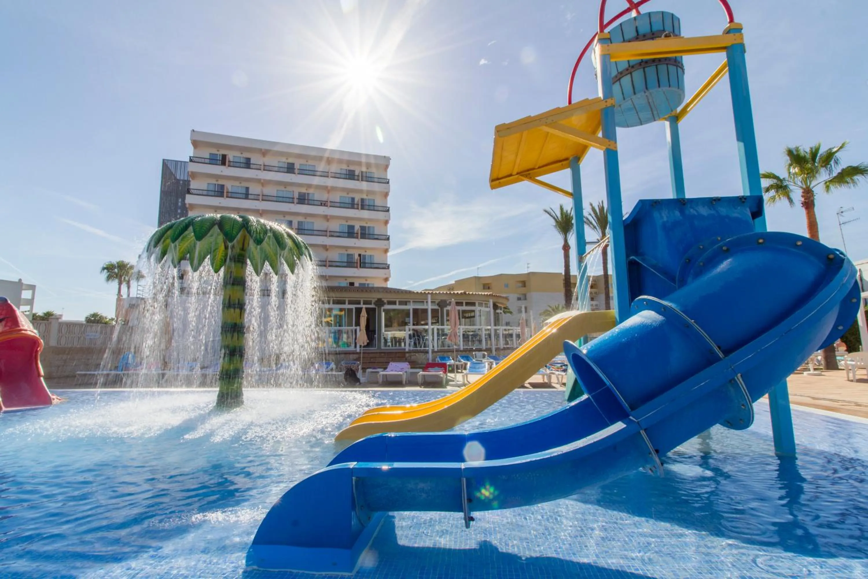 Swimming pool in Hotel Caribe