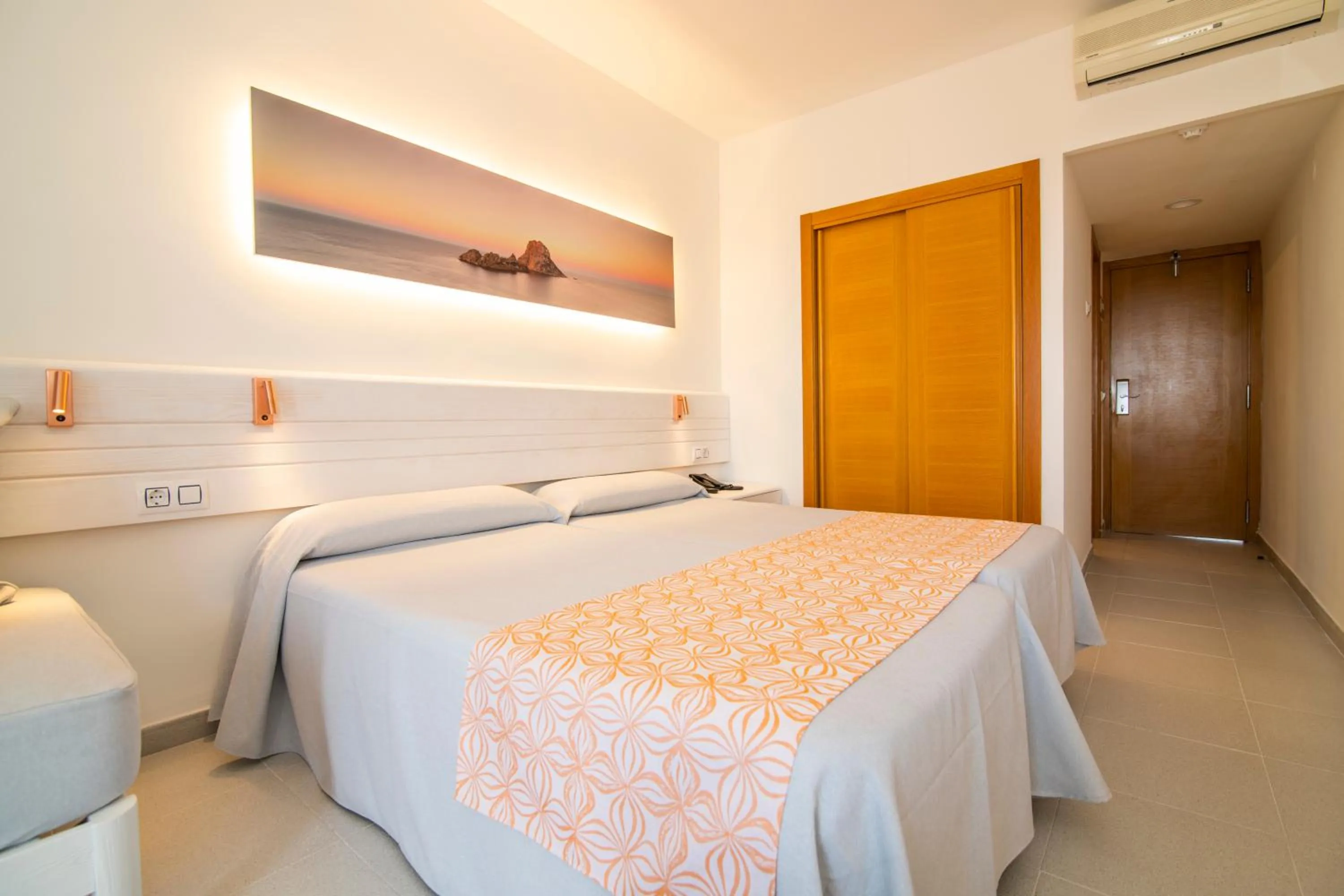 Photo of the whole room, Bed in Hotel Caribe