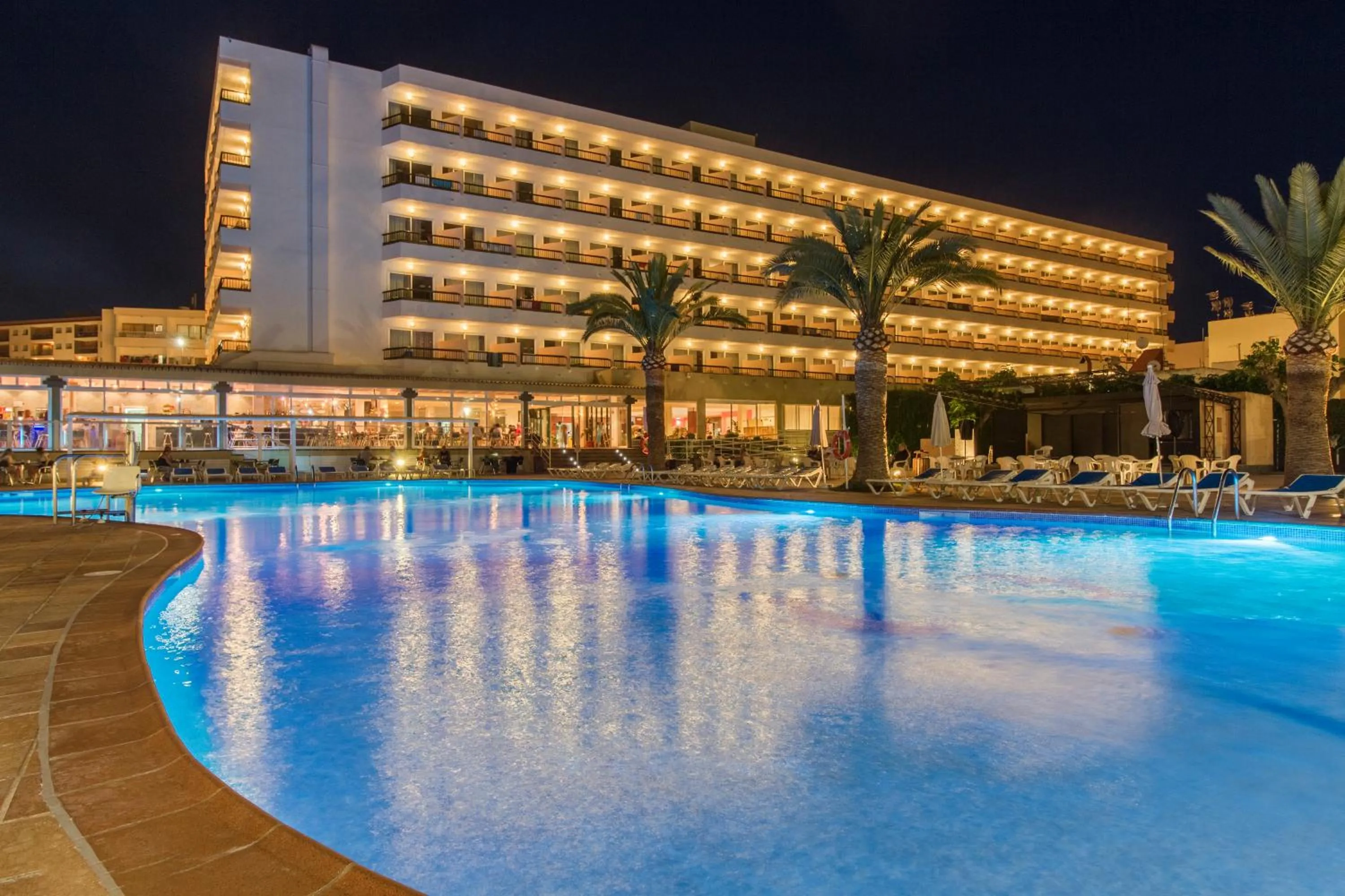 Swimming pool in Hotel Caribe