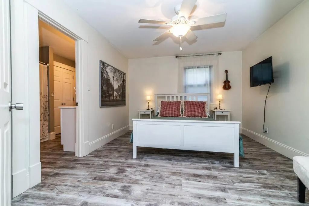 Chelsea Lake House, Game Room, & Pontoon-rental