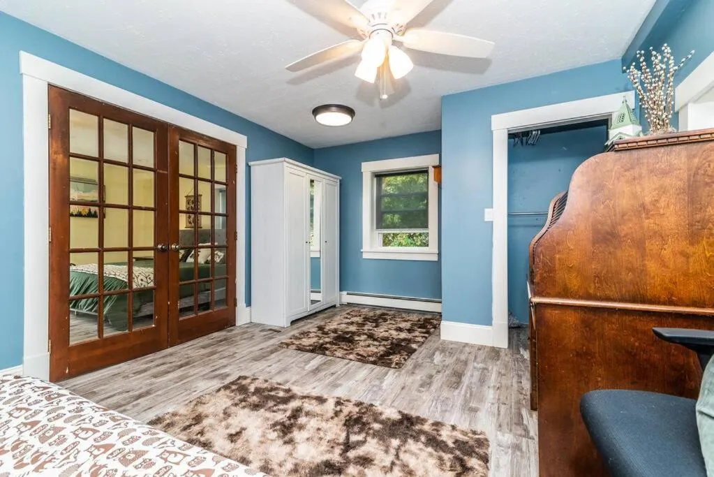 Bed in Chelsea Lake House, Game Room, & Pontoon-rental