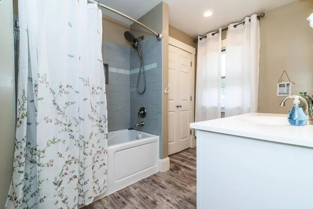 Chelsea Lake House, Game Room, & Pontoon-rental