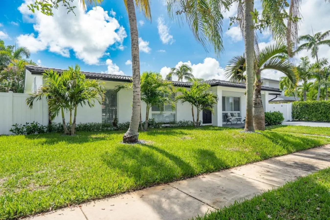 Delilas Chic 3 Bedroom 2 bath Abode with Heated Pool