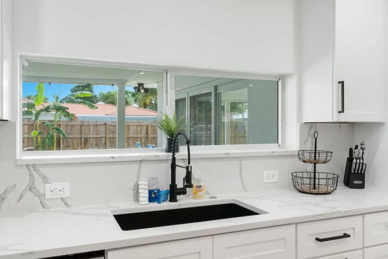 Delilas Chic 3 Bedroom 2 bath Abode with Heated Pool