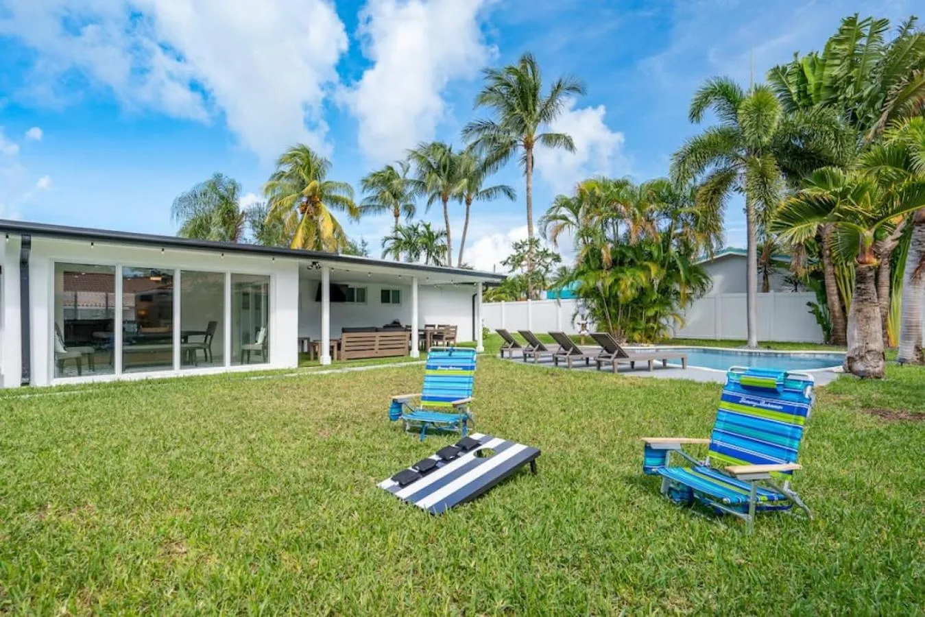 Delilas Chic 3 Bedroom 2 bath Abode with Heated Pool