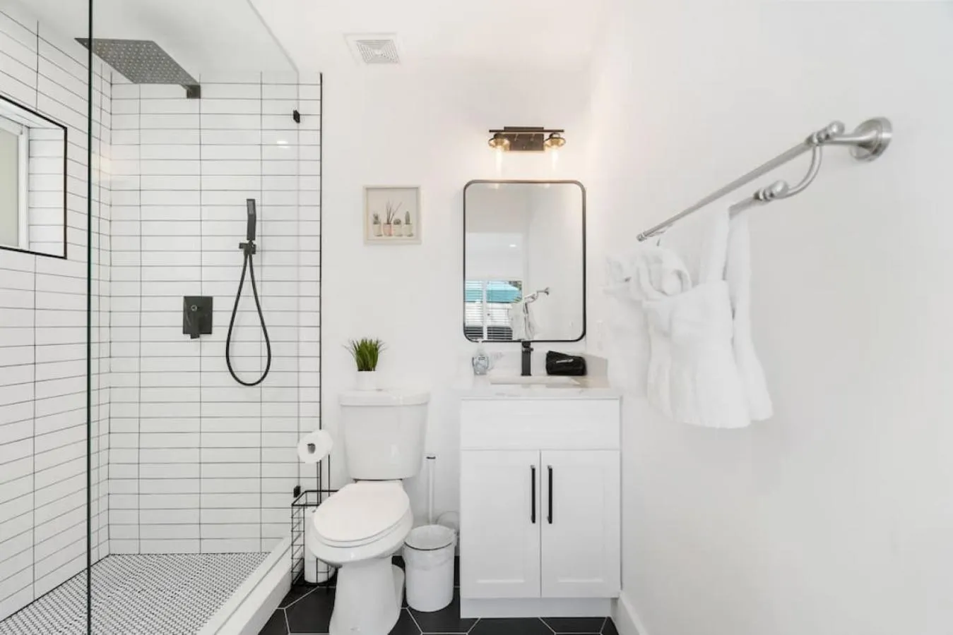 Delilas Chic 3 Bedroom 2 bath Abode with Heated Pool