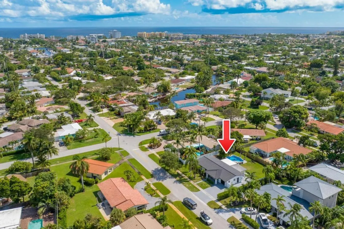 Delilas Chic 3 Bedroom 2 bath Abode with Heated Pool