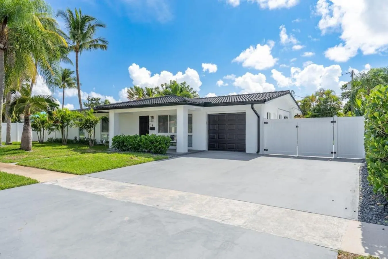 Property building in Delilas Chic 3 Bedroom 2 bath Abode with Heated Pool