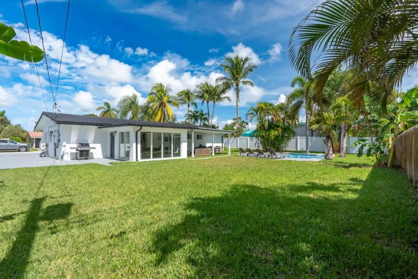 Delilas Chic 3 Bedroom 2 bath Abode with Heated Pool