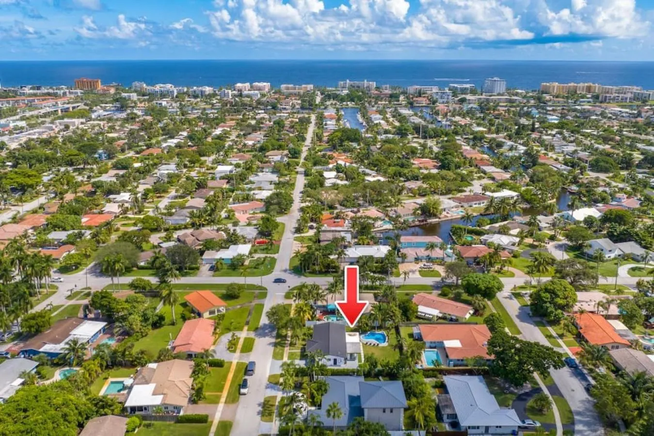 Delilas Chic 3 Bedroom 2 bath Abode with Heated Pool