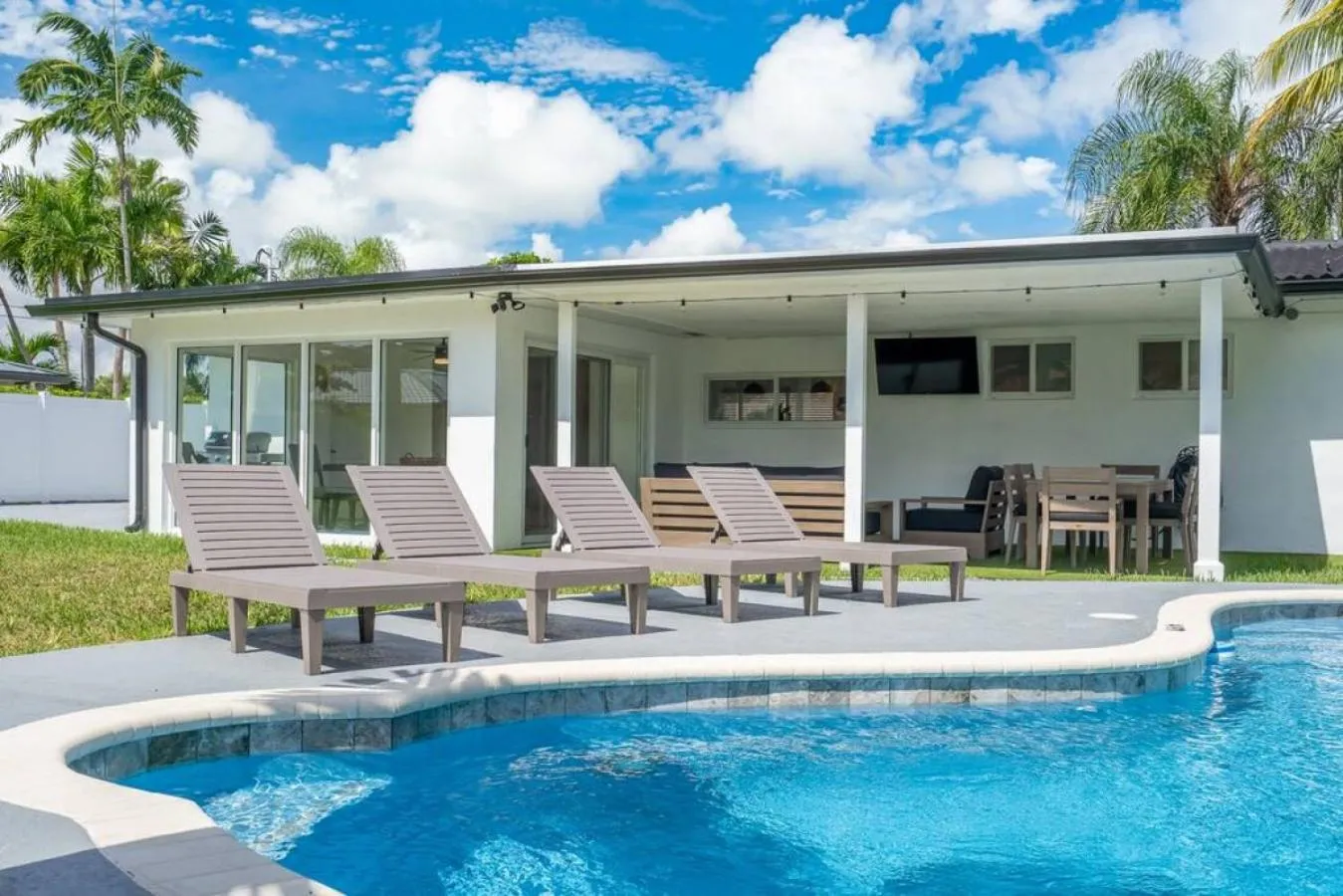 Delilas Chic 3 Bedroom 2 bath Abode with Heated Pool
