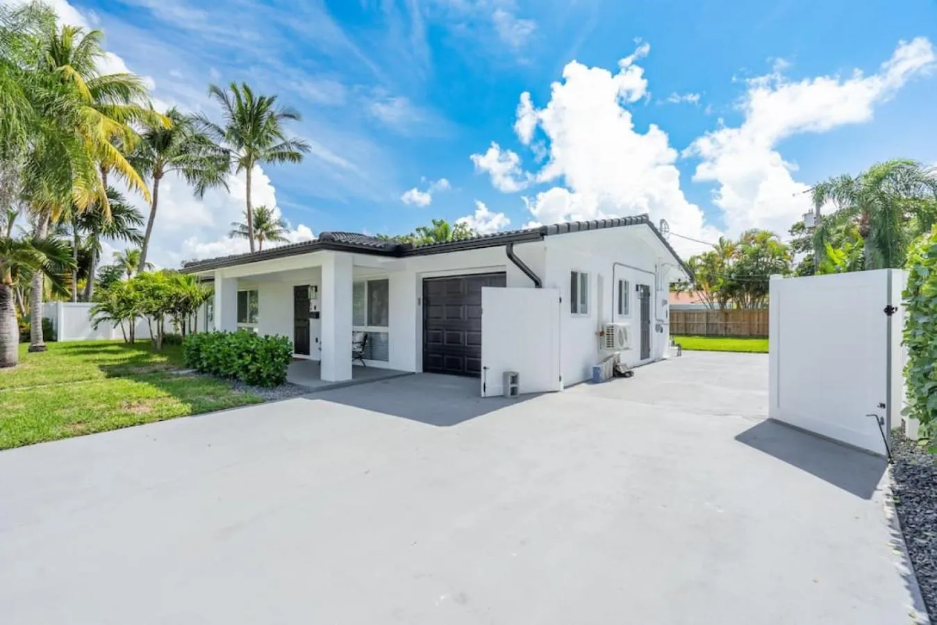Delilas Chic 3 Bedroom 2 bath Abode with Heated Pool