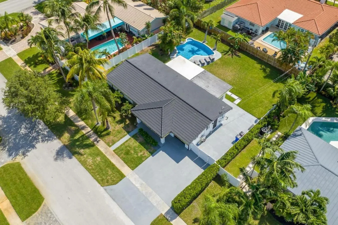 Delilas Chic 3 Bedroom 2 bath Abode with Heated Pool