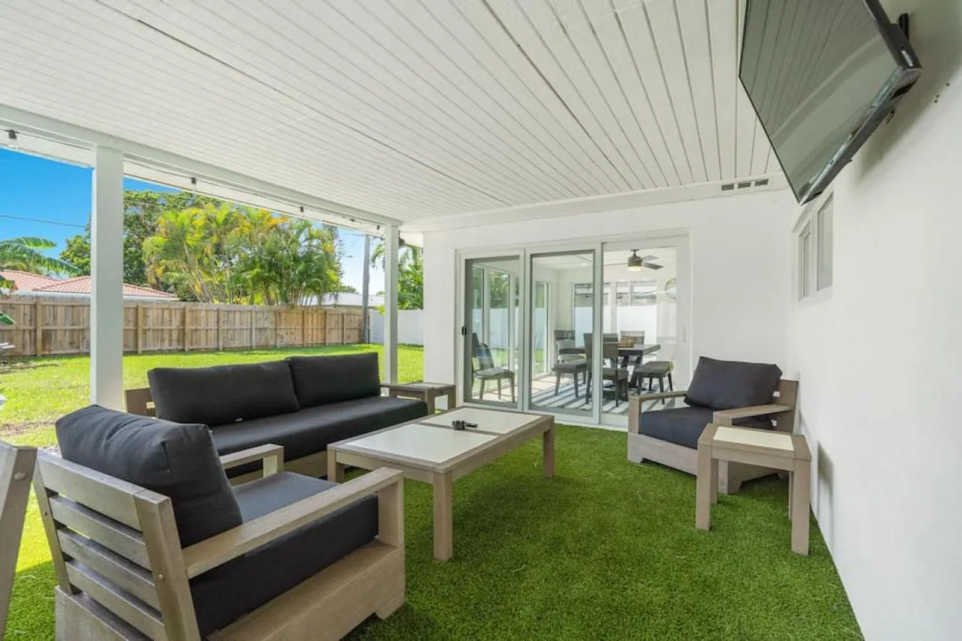 Delilas Chic 3 Bedroom 2 bath Abode with Heated Pool
