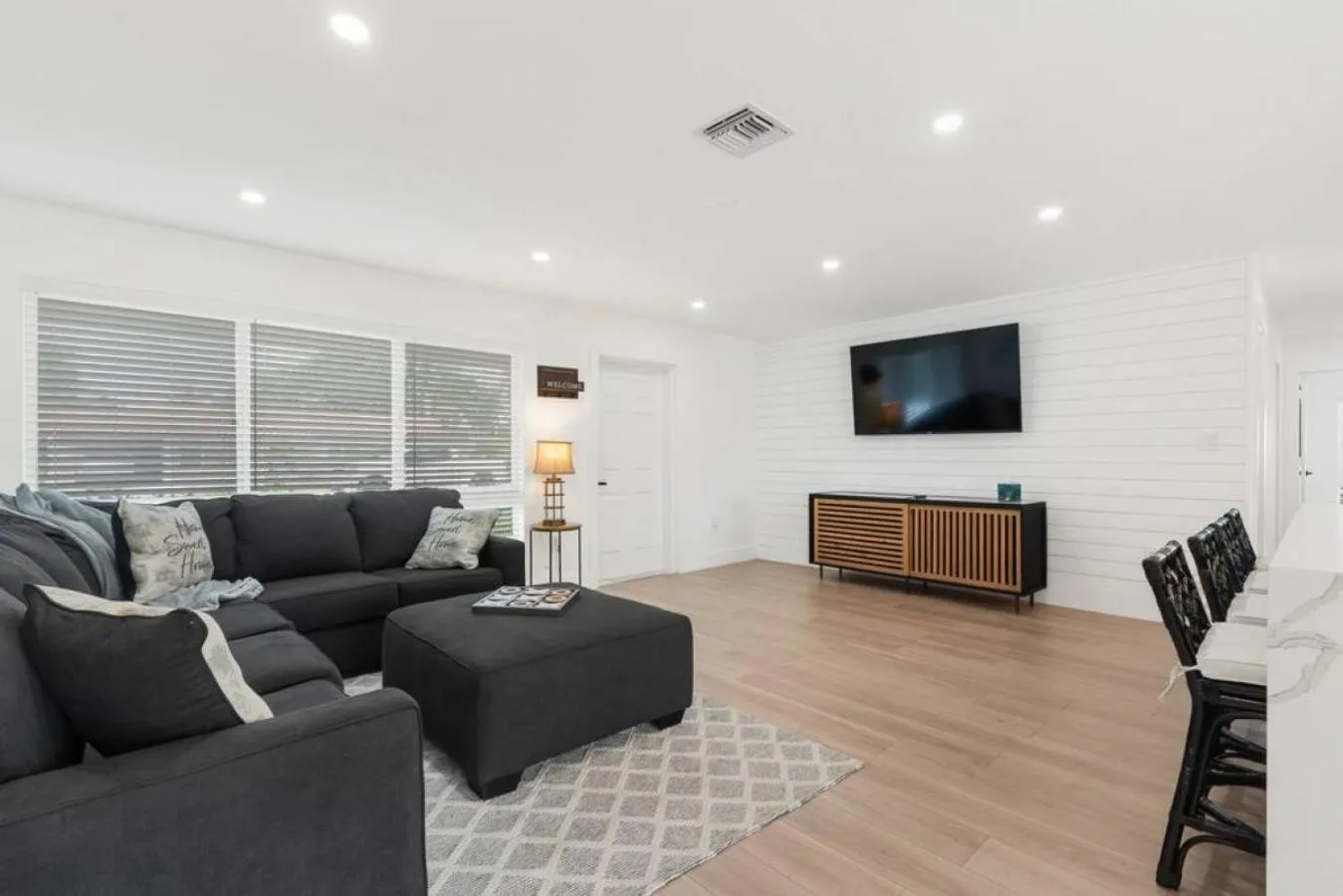Delilas Chic 3 Bedroom 2 bath Abode with Heated Pool