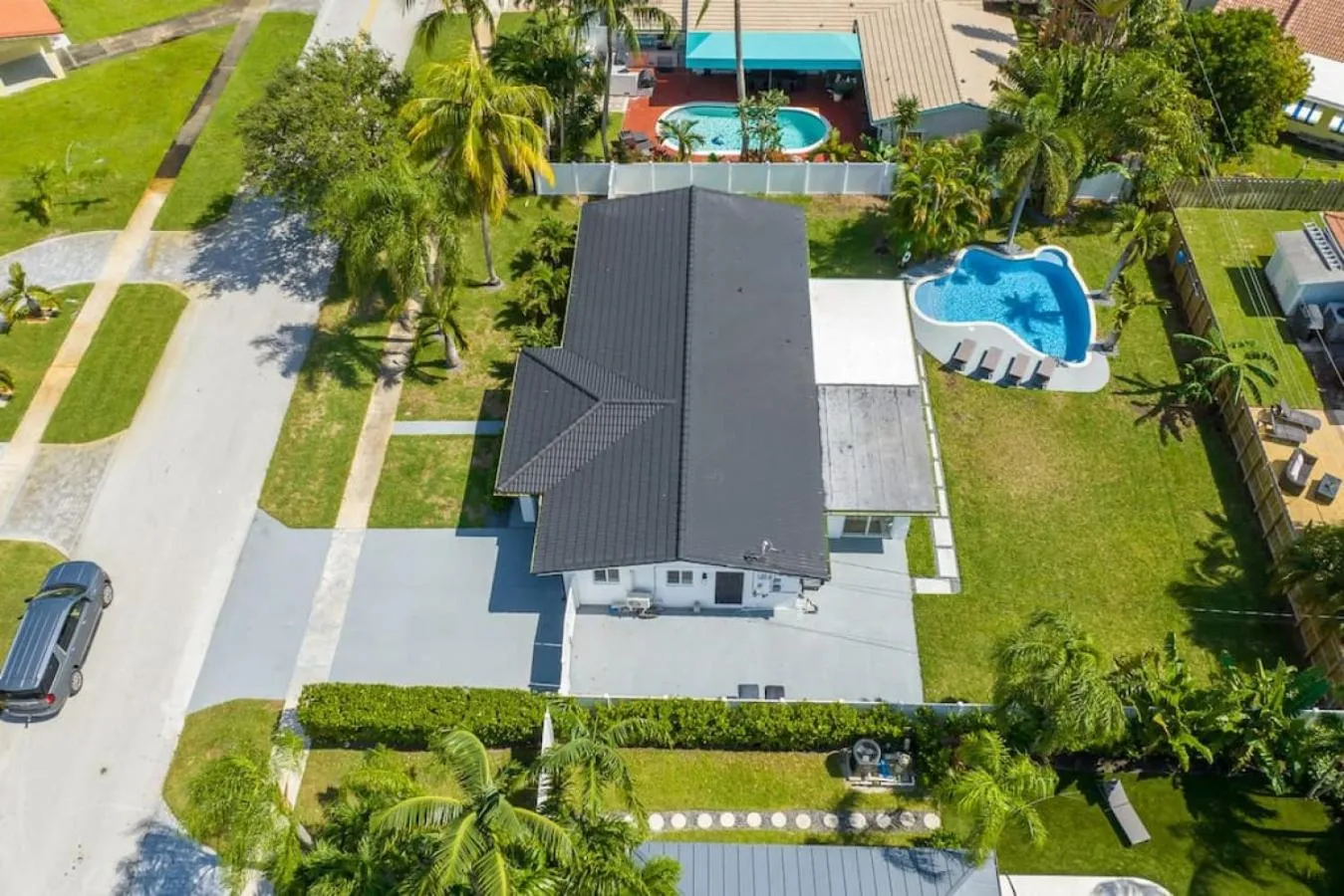Delilas Chic 3 Bedroom 2 bath Abode with Heated Pool