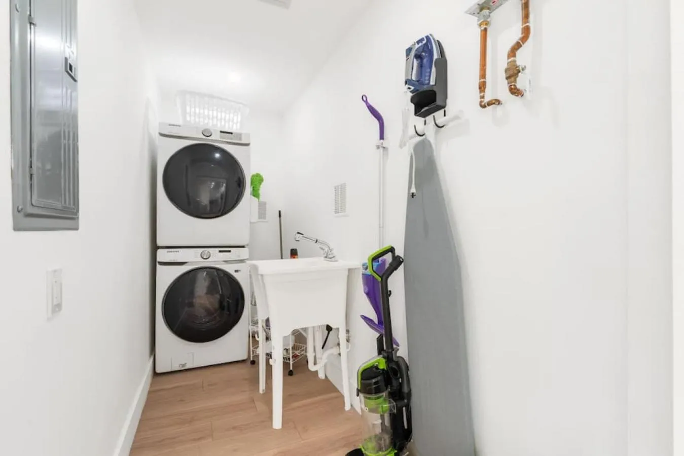washing machine in Delilas Chic 3 Bedroom 2 bath Abode with Heated Pool